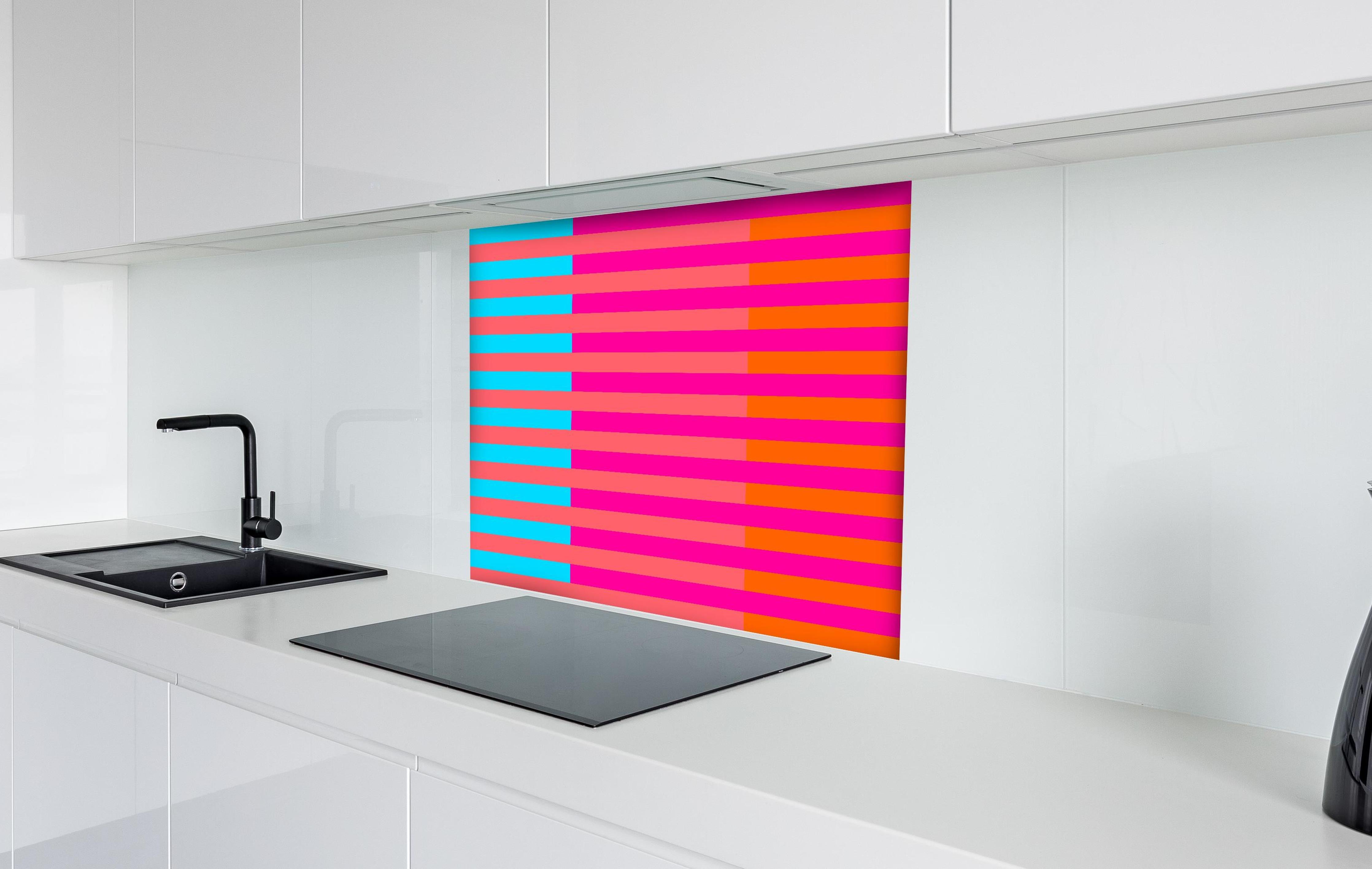 Spritzschutz - The Neons - Multy Stripes - Nova hinter einem Cerankochfeld zwischen Holz-Kochutensilien