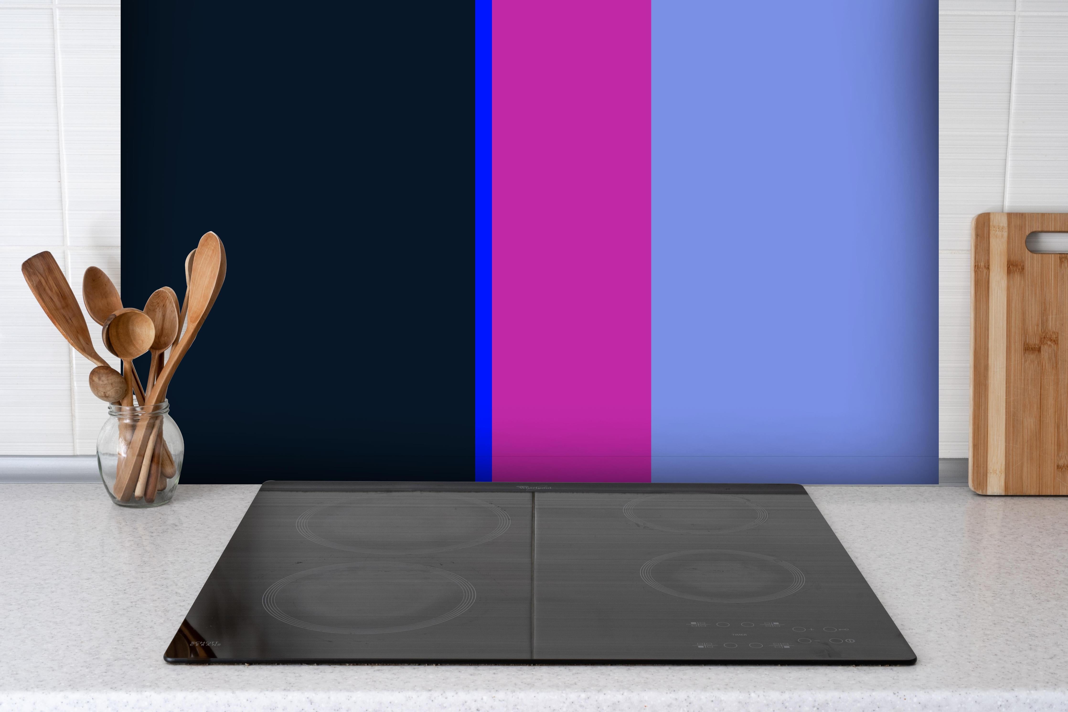 Spritzschutz - The Neons - Vertikal - Luna hinter einem Cerankochfeld zwischen Holz-Kochutensilien