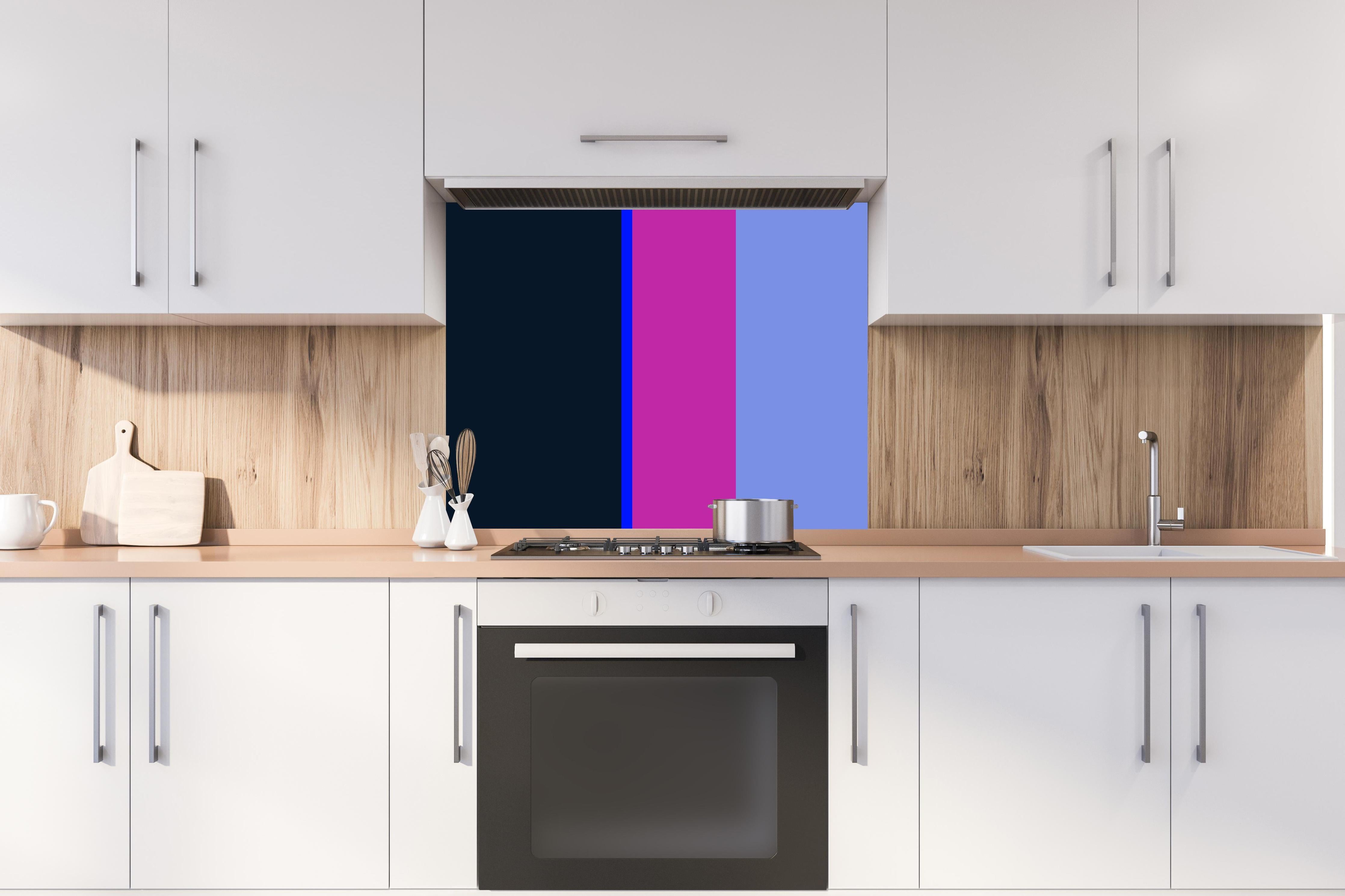 Spritzschutz - The Neons - Vertikal - Luna hinter einem Cerankochfeld zwischen Holz-Kochutensilien