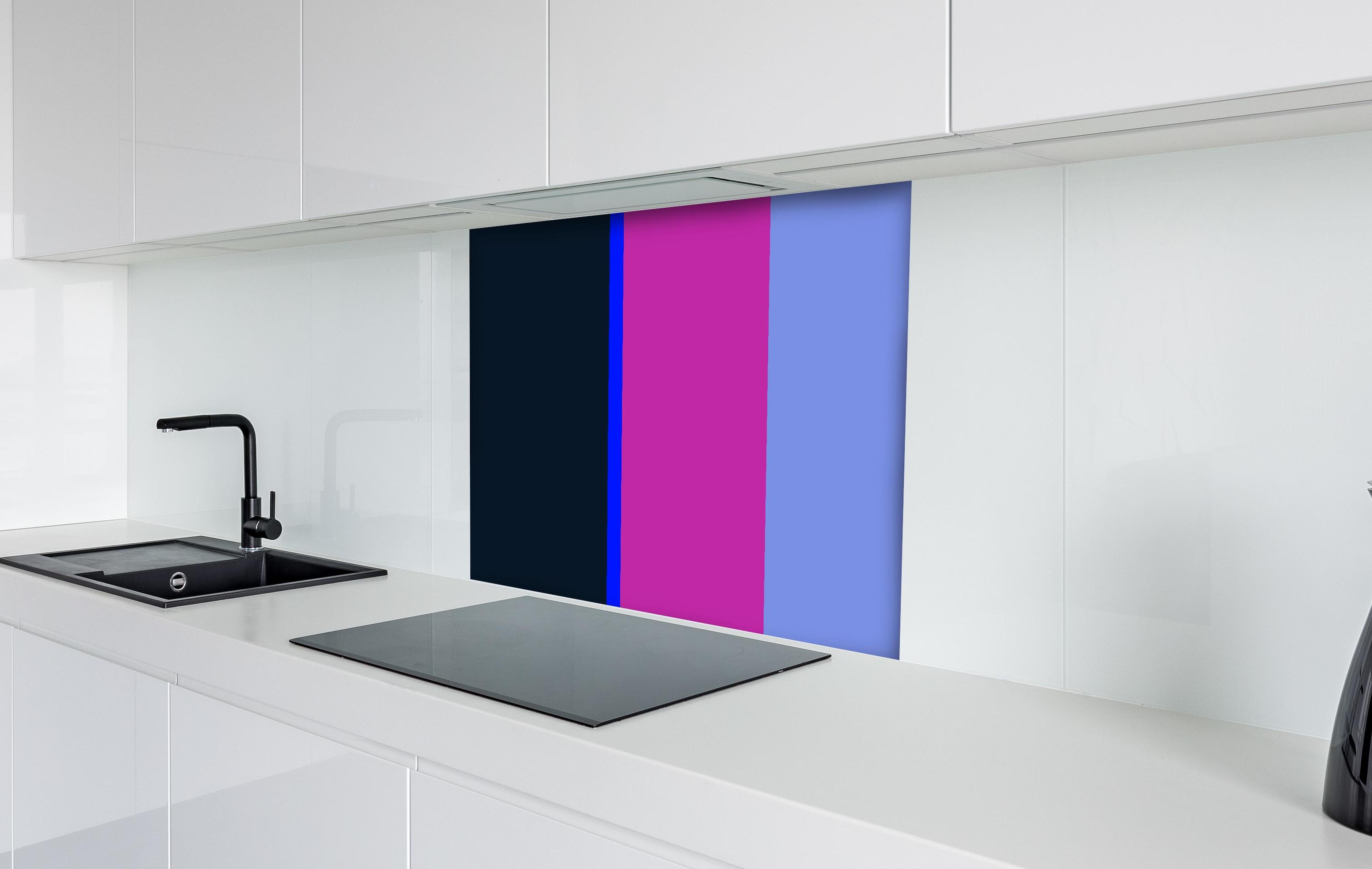 Spritzschutz - The Neons - Vertikal - Luna hinter einem Cerankochfeld zwischen Holz-Kochutensilien