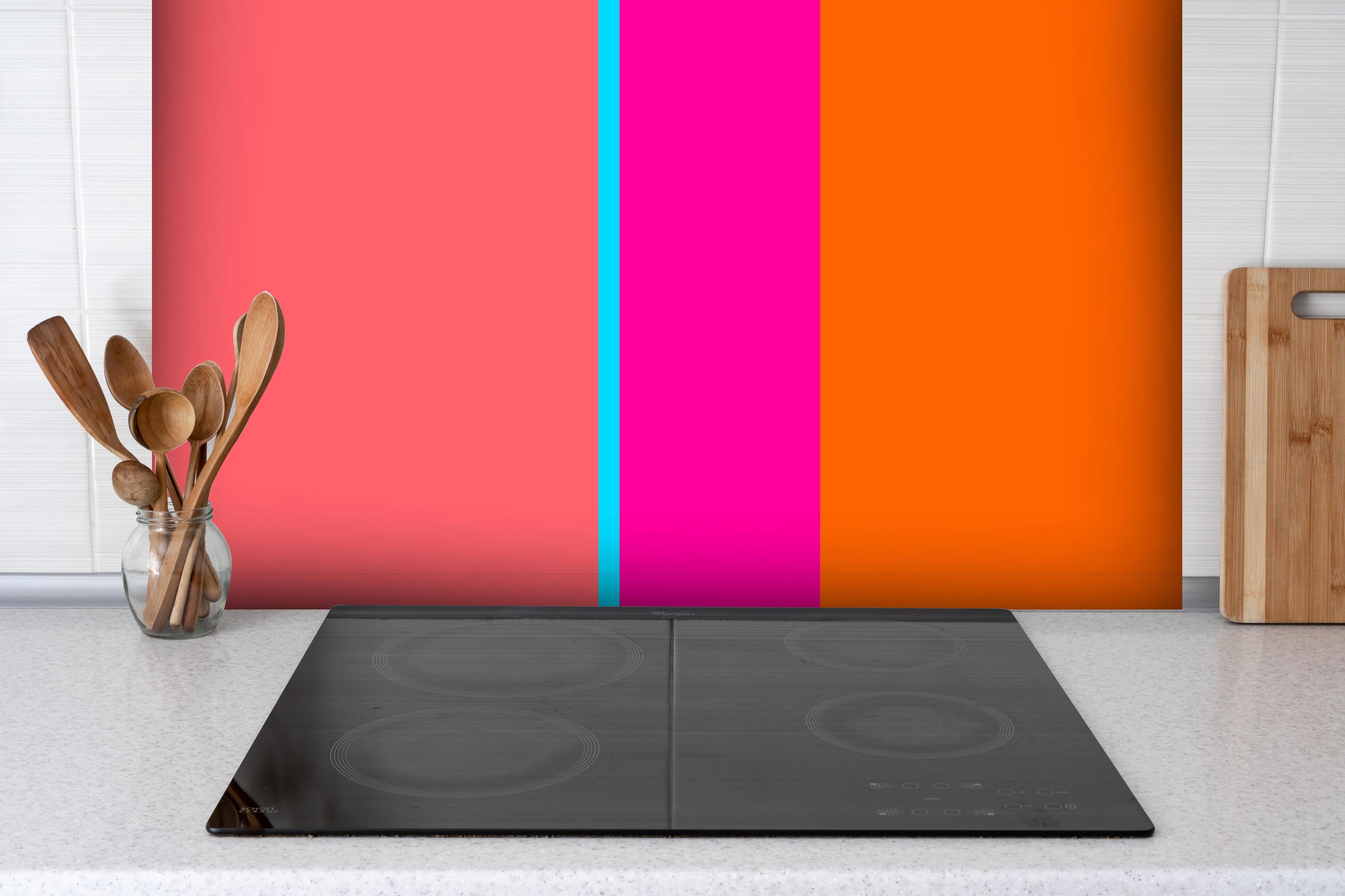 Spritzschutz - The Neons - Vertikal - Nova hinter einem Cerankochfeld zwischen Holz-Kochutensilien