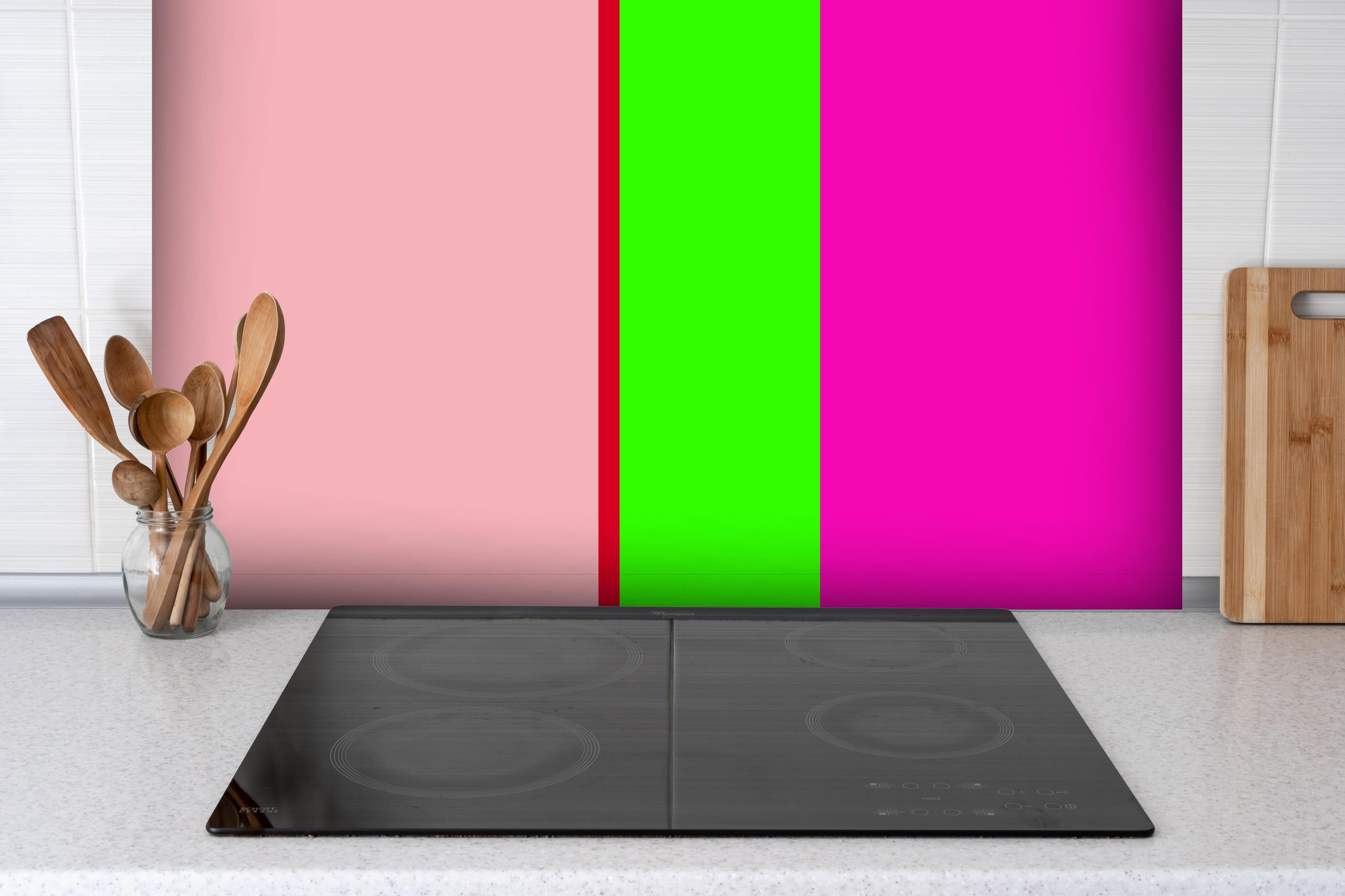 Spritzschutz - The Neons - Vertikal - Nox hinter einem Cerankochfeld zwischen Holz-Kochutensilien