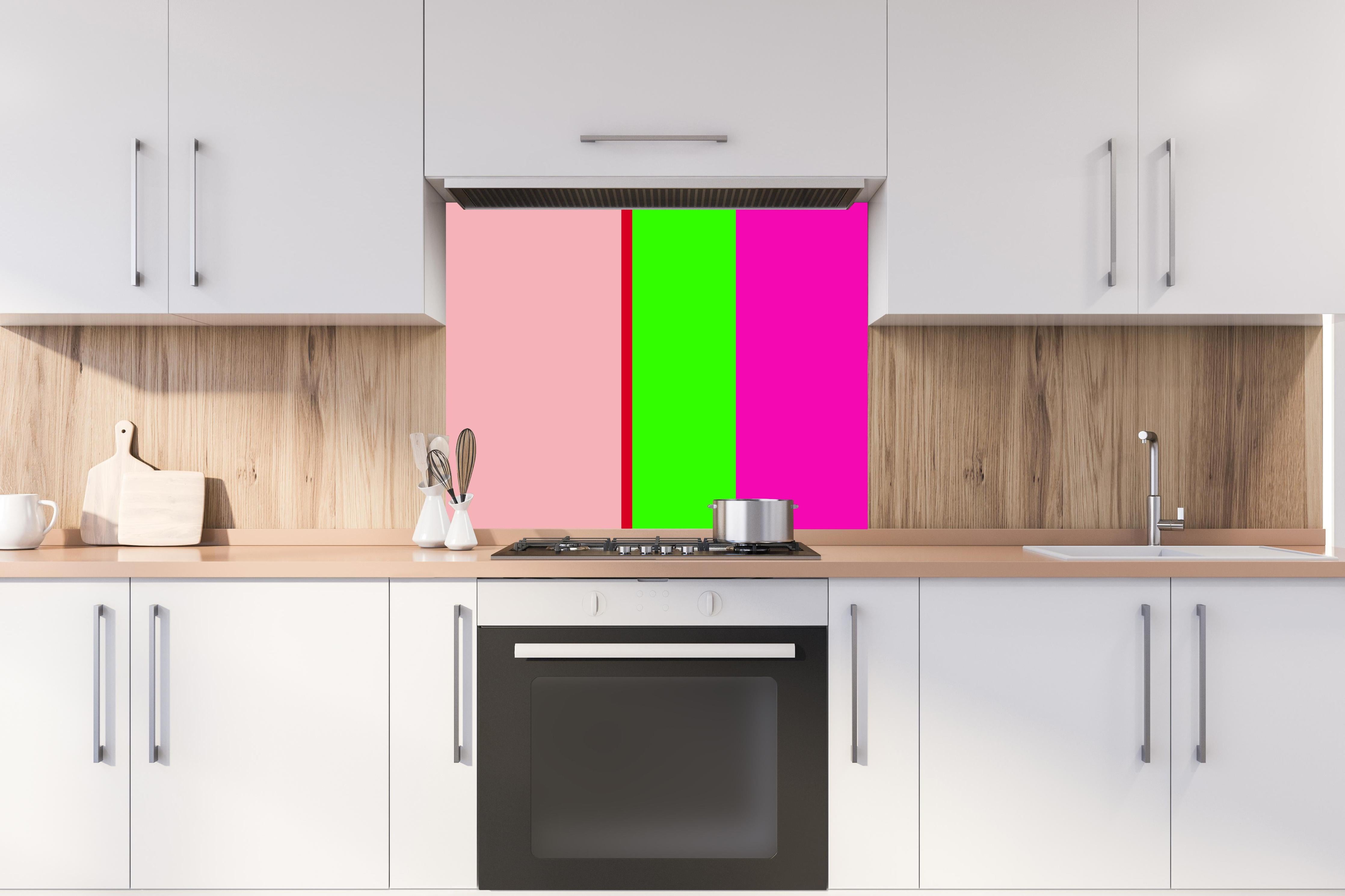 Spritzschutz - The Neons - Vertikal - Nox hinter einem Cerankochfeld zwischen Holz-Kochutensilien