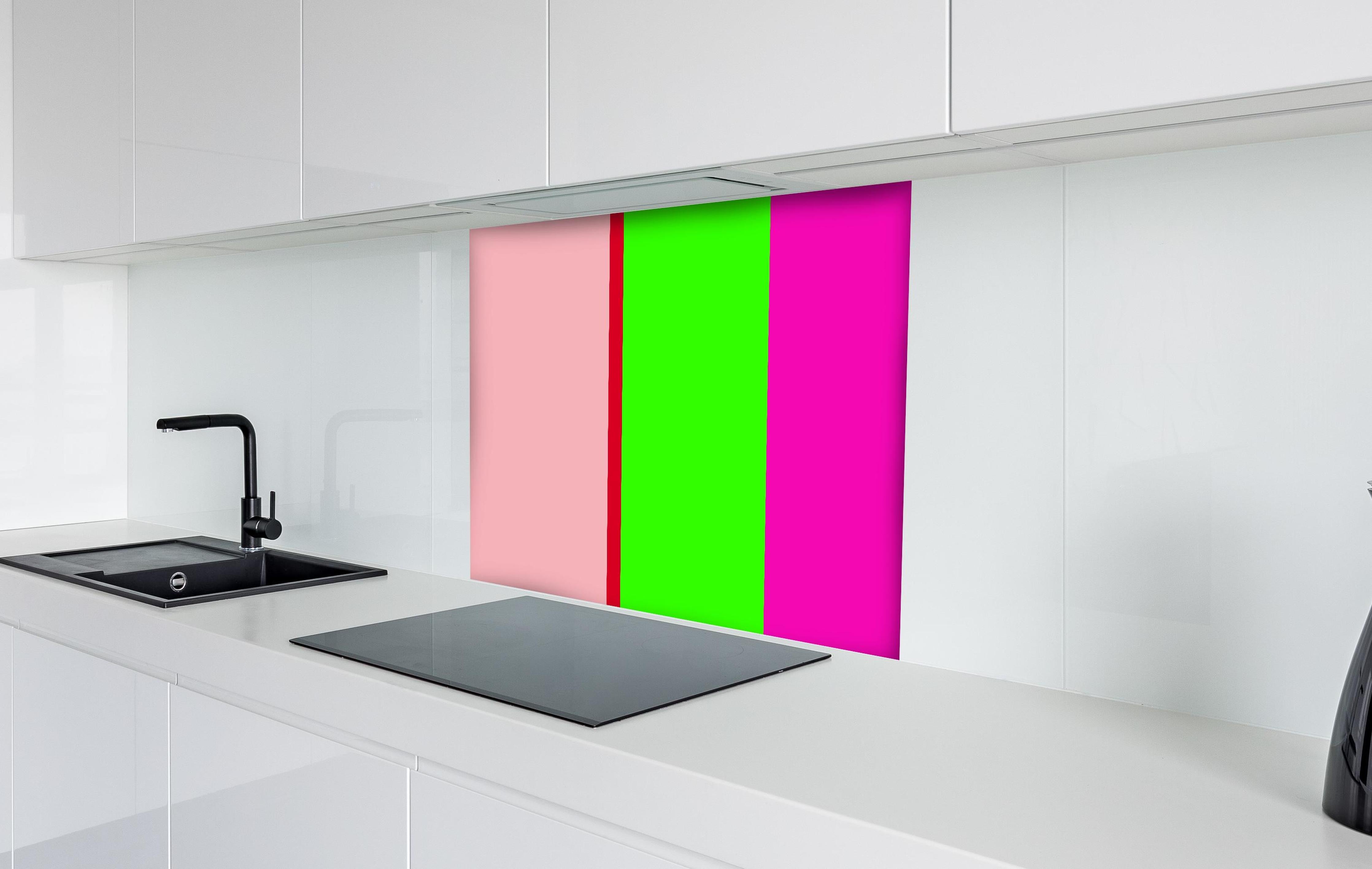 Spritzschutz - The Neons - Vertikal - Nox hinter einem Cerankochfeld zwischen Holz-Kochutensilien