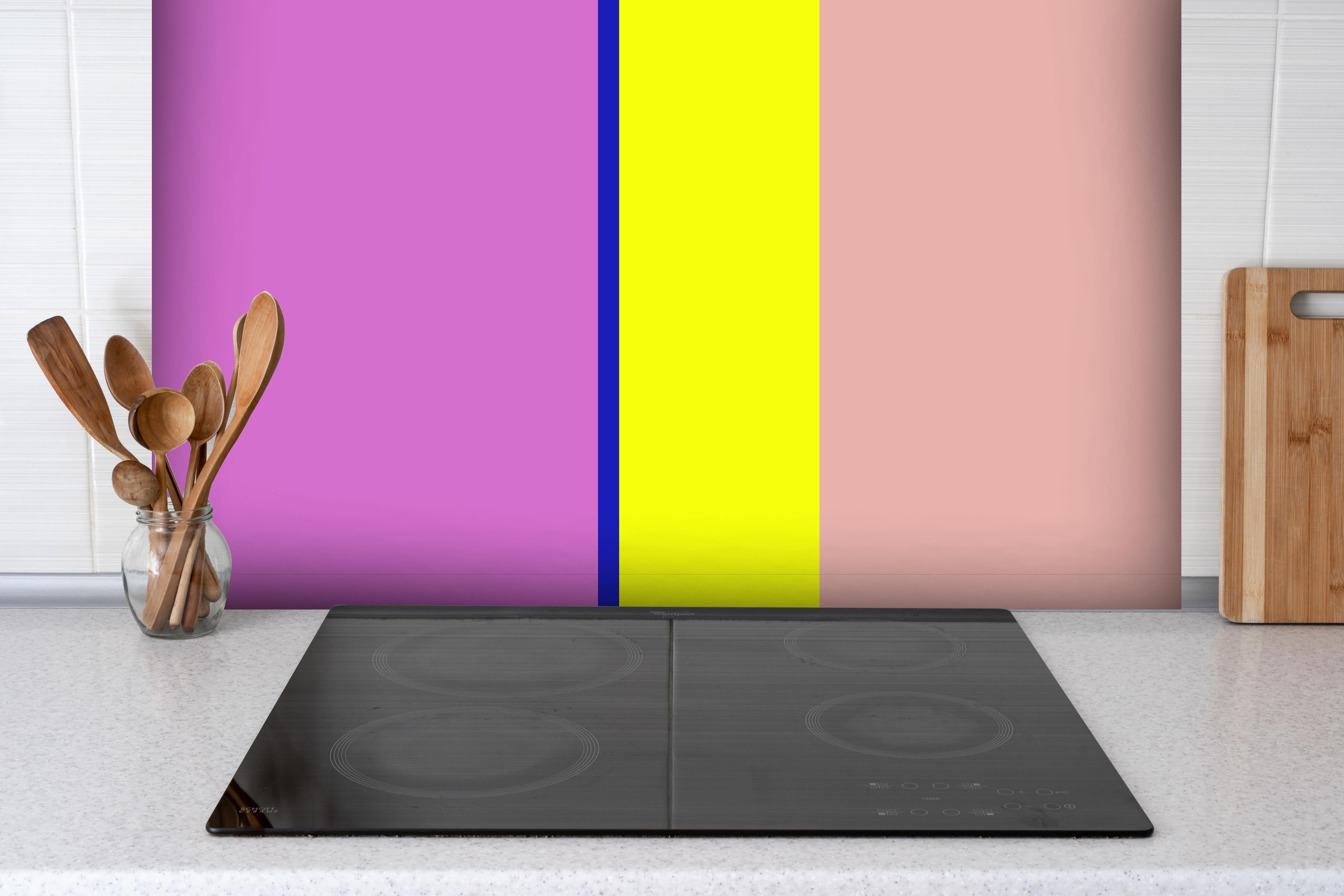 Spritzschutz - The Neons - Vertikal - Stellar hinter einem Cerankochfeld zwischen Holz-Kochutensilien