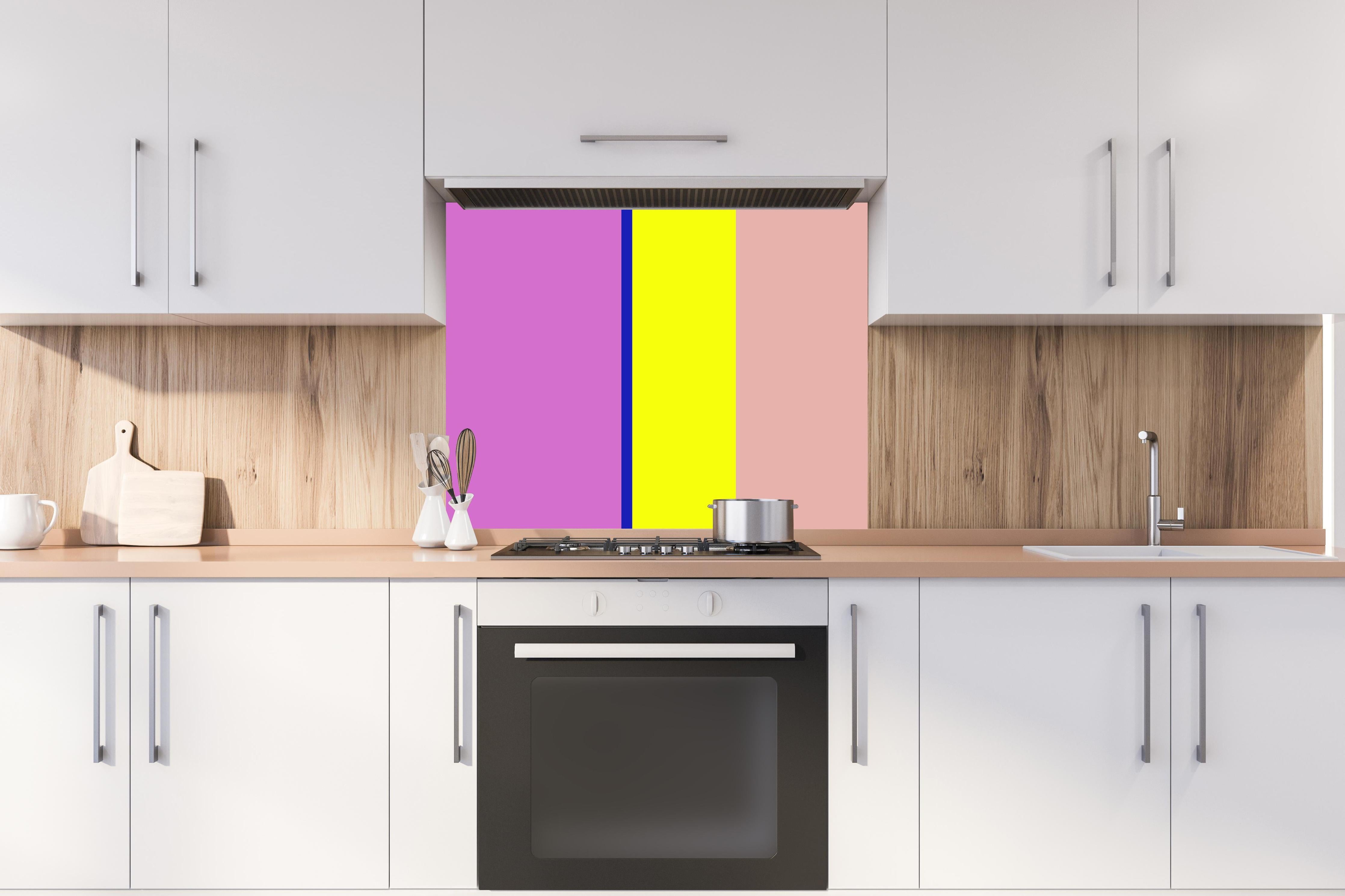 Spritzschutz - The Neons - Vertikal - Stellar hinter einem Cerankochfeld zwischen Holz-Kochutensilien