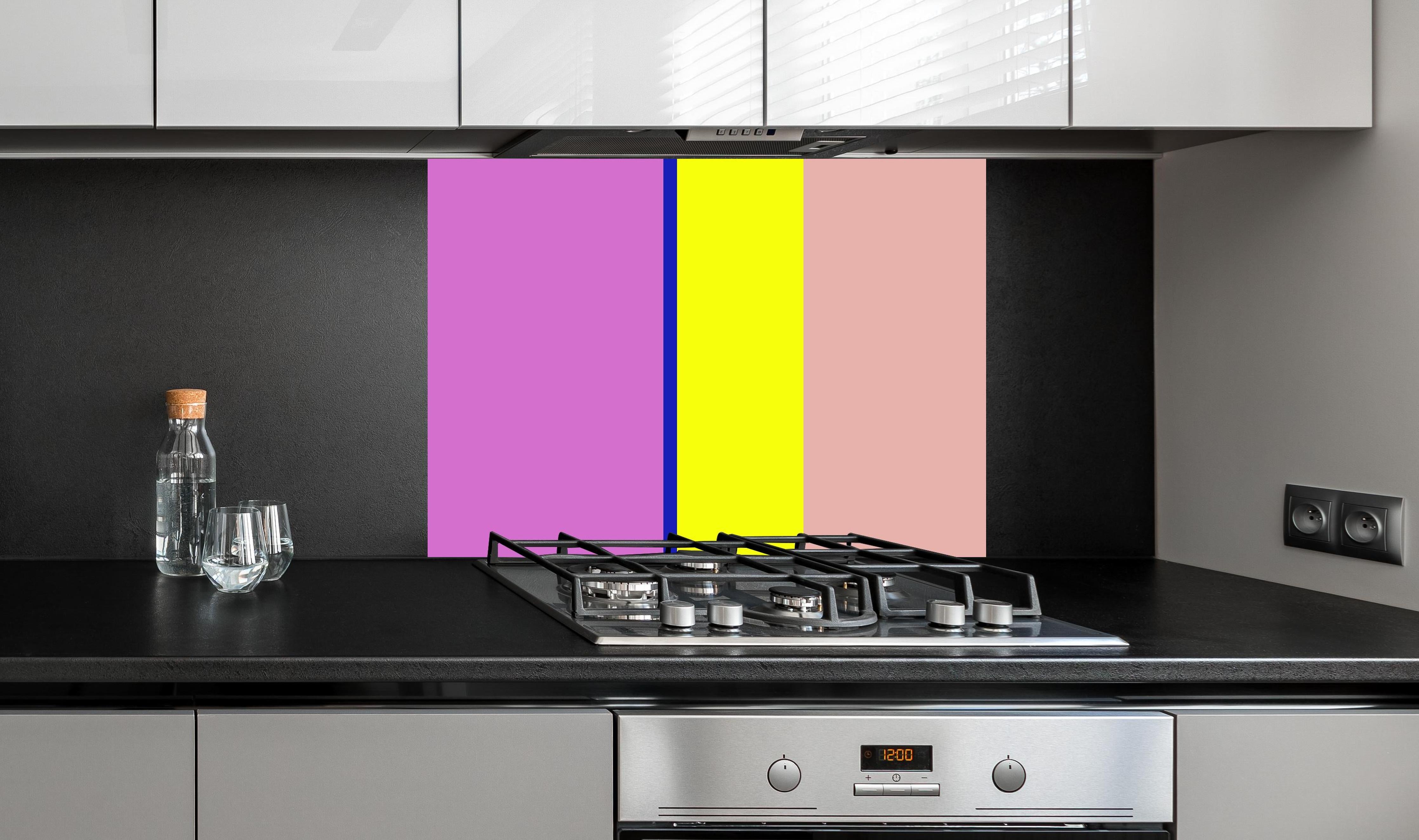 Spritzschutz - The Neons - Vertikal - Stellar hinter einem Cerankochfeld zwischen Holz-Kochutensilien