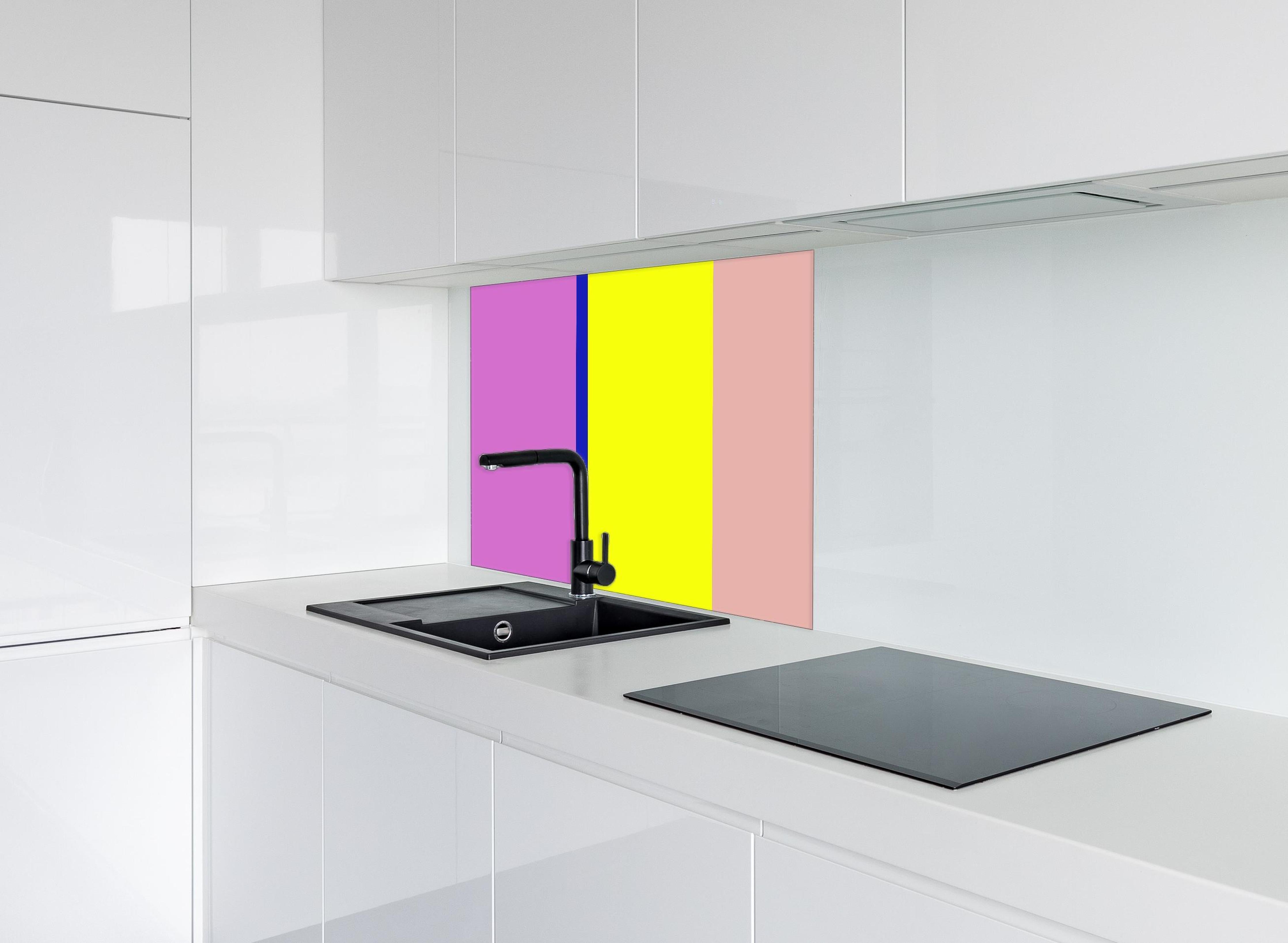 Spritzschutz - The Neons - Vertikal - Stellar hinter einem Cerankochfeld zwischen Holz-Kochutensilien