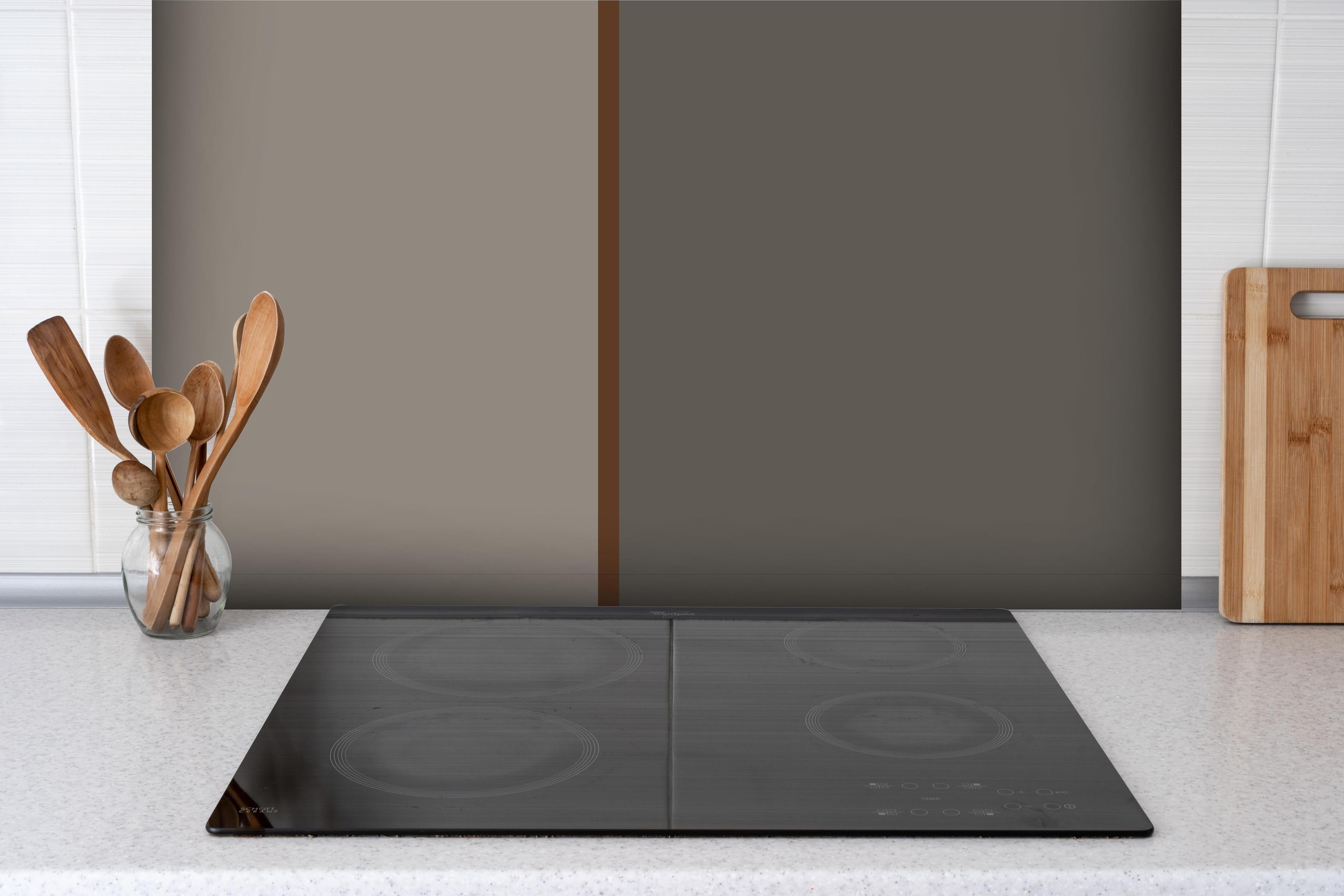 Spritzschutz - The Nudes - Easy Vertikal - Ash hinter einem Cerankochfeld zwischen Holz-Kochutensilien