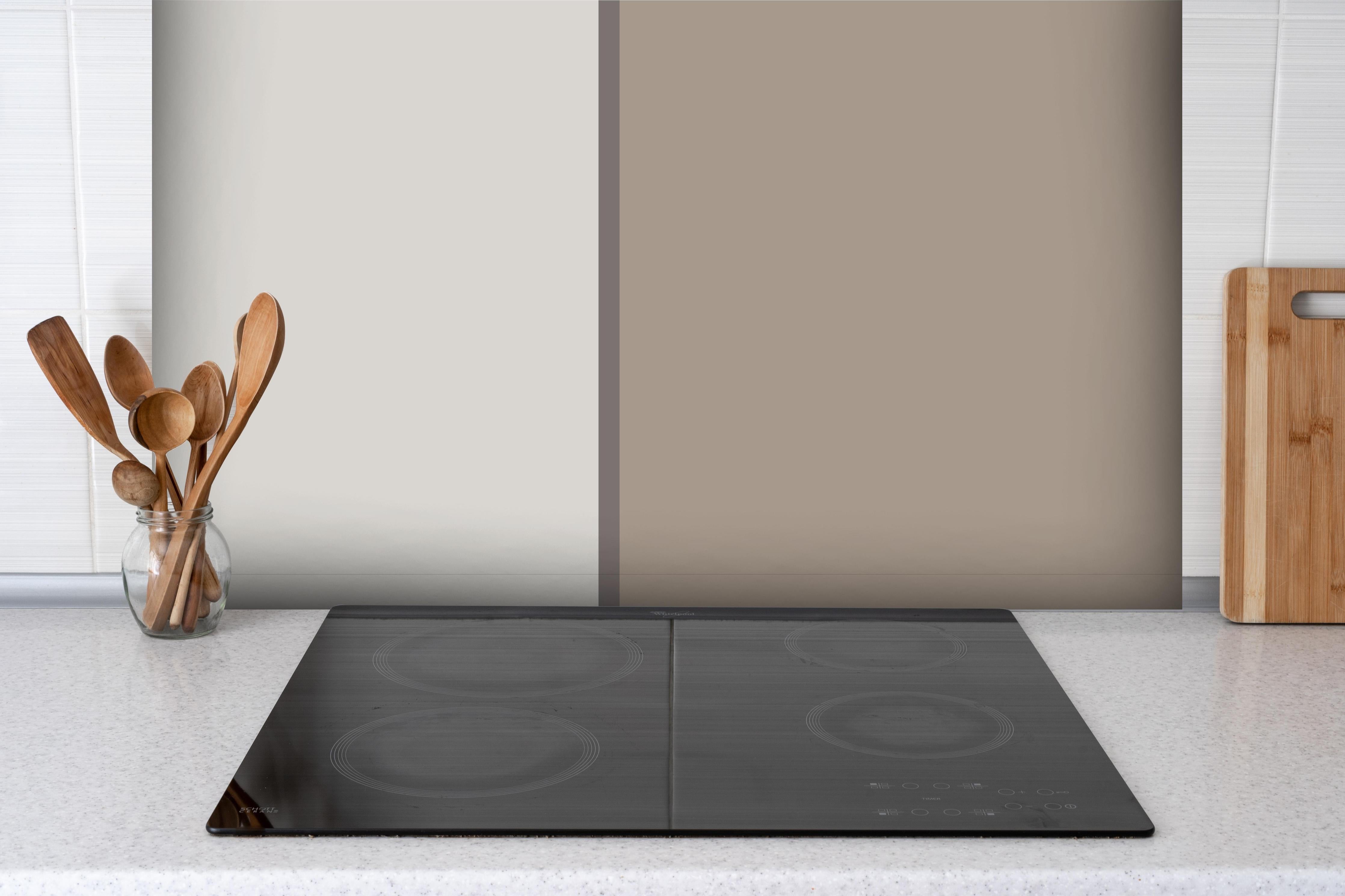 Spritzschutz - The Nudes - Easy Vertikal - Fog hinter einem Cerankochfeld zwischen Holz-Kochutensilien