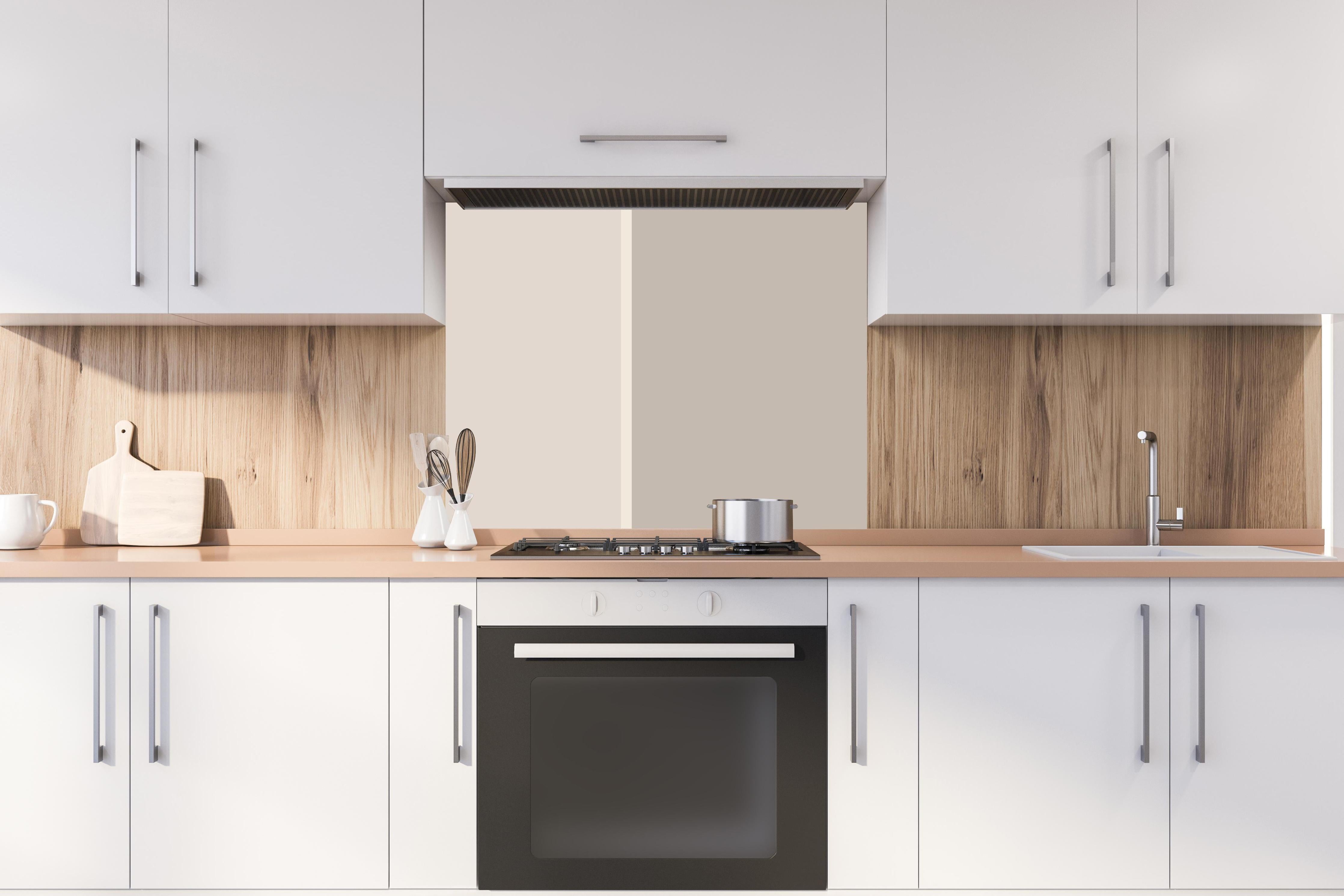 Spritzschutz - The Nudes - Easy Vertikal - Latte hinter einem Cerankochfeld zwischen Holz-Kochutensilien