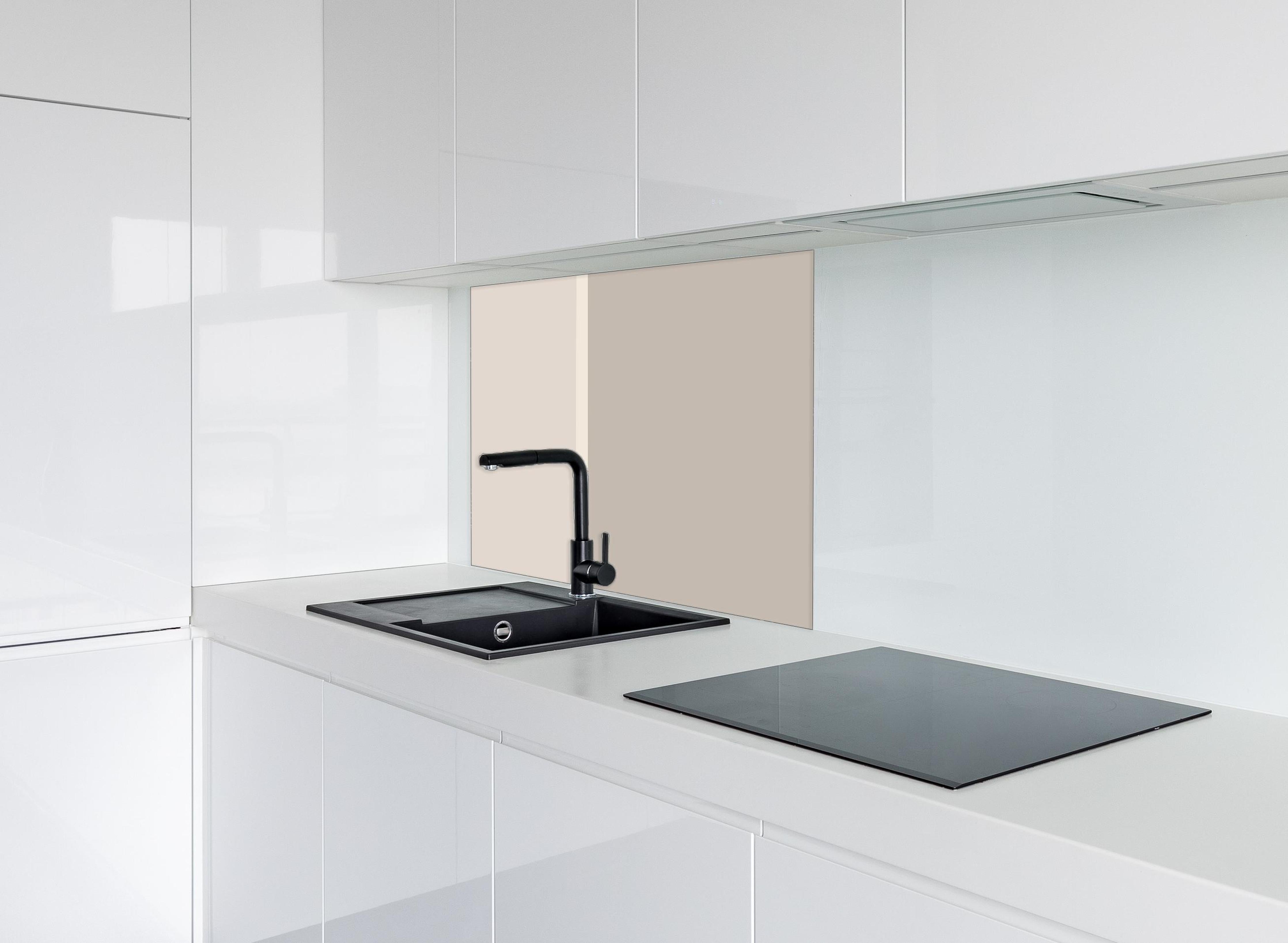 Spritzschutz - The Nudes - Easy Vertikal - Latte hinter einem Cerankochfeld zwischen Holz-Kochutensilien