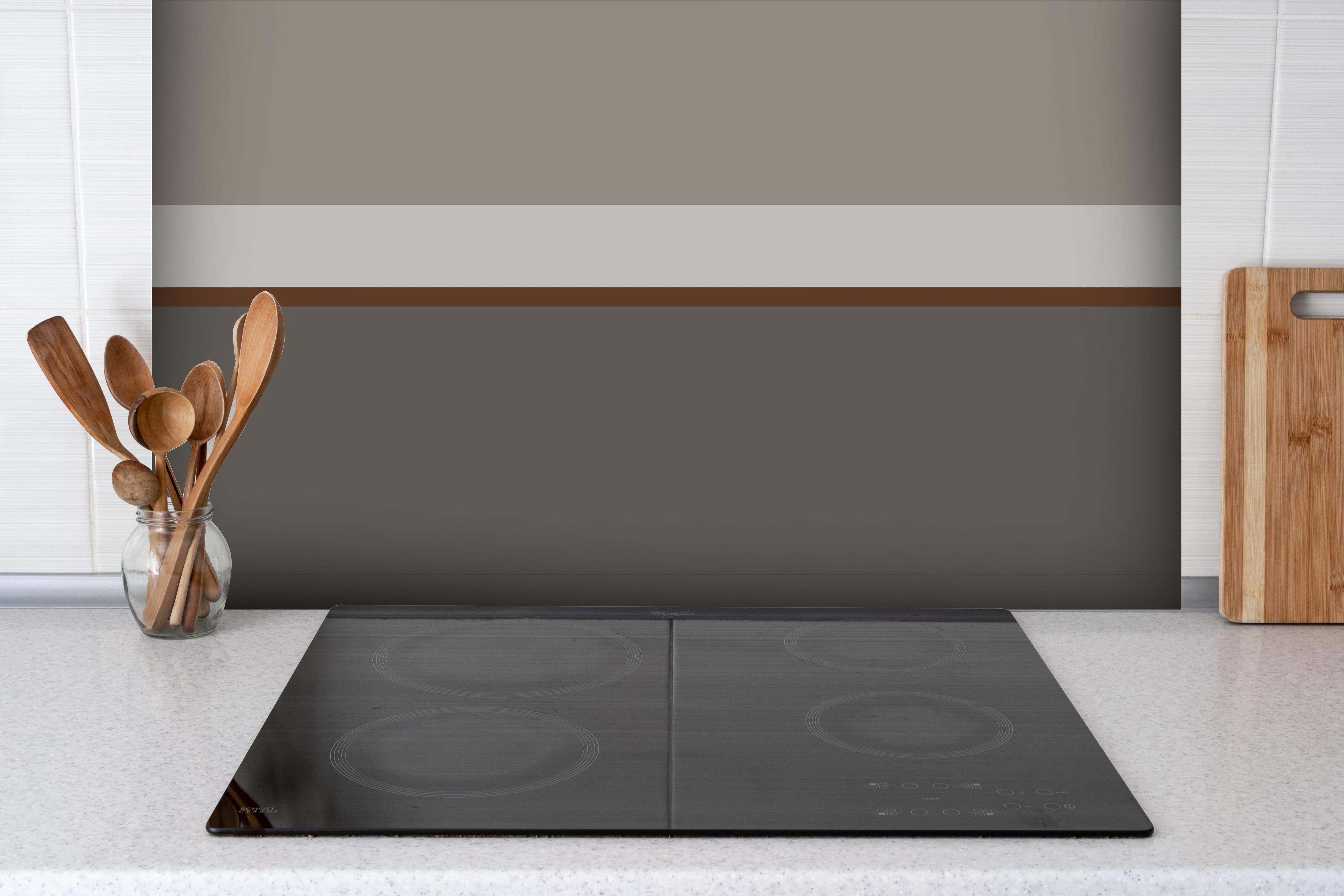 Spritzschutz - The Nudes - Horizontal - Ash hinter einem Cerankochfeld zwischen Holz-Kochutensilien