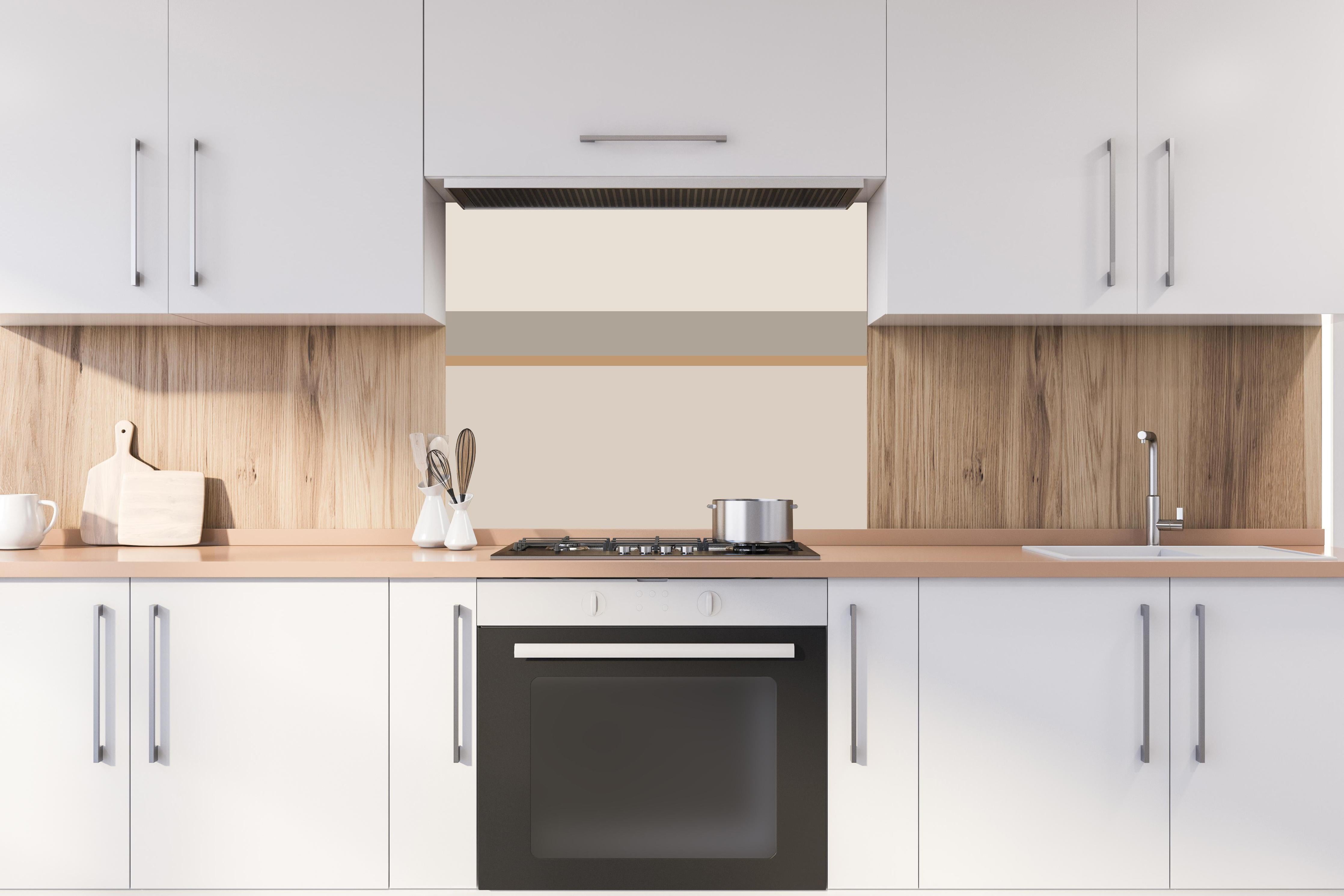 Spritzschutz - The Nudes - Horizontal - Caramel hinter einem Cerankochfeld zwischen Holz-Kochutensilien