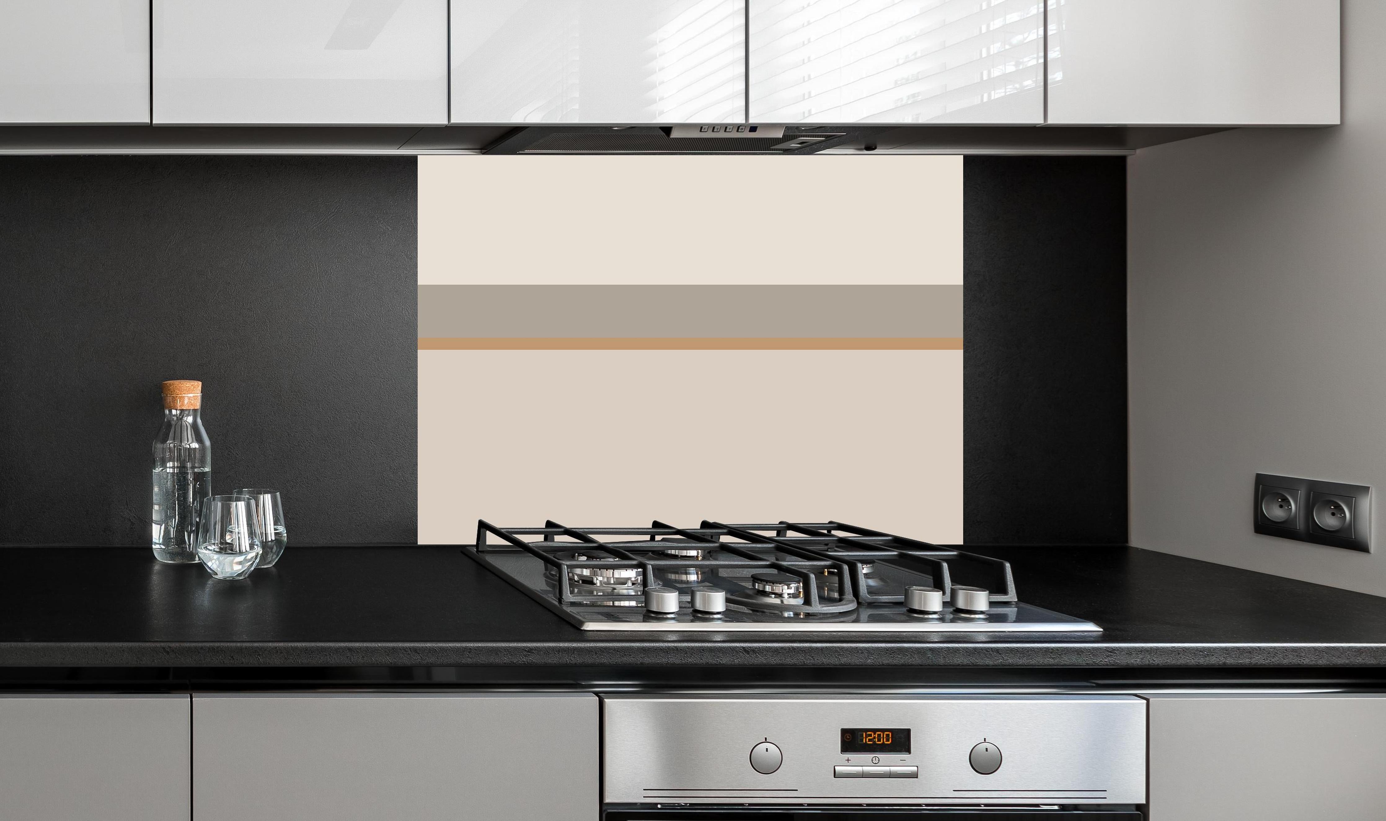 Spritzschutz - The Nudes - Horizontal - Caramel hinter einem Cerankochfeld zwischen Holz-Kochutensilien