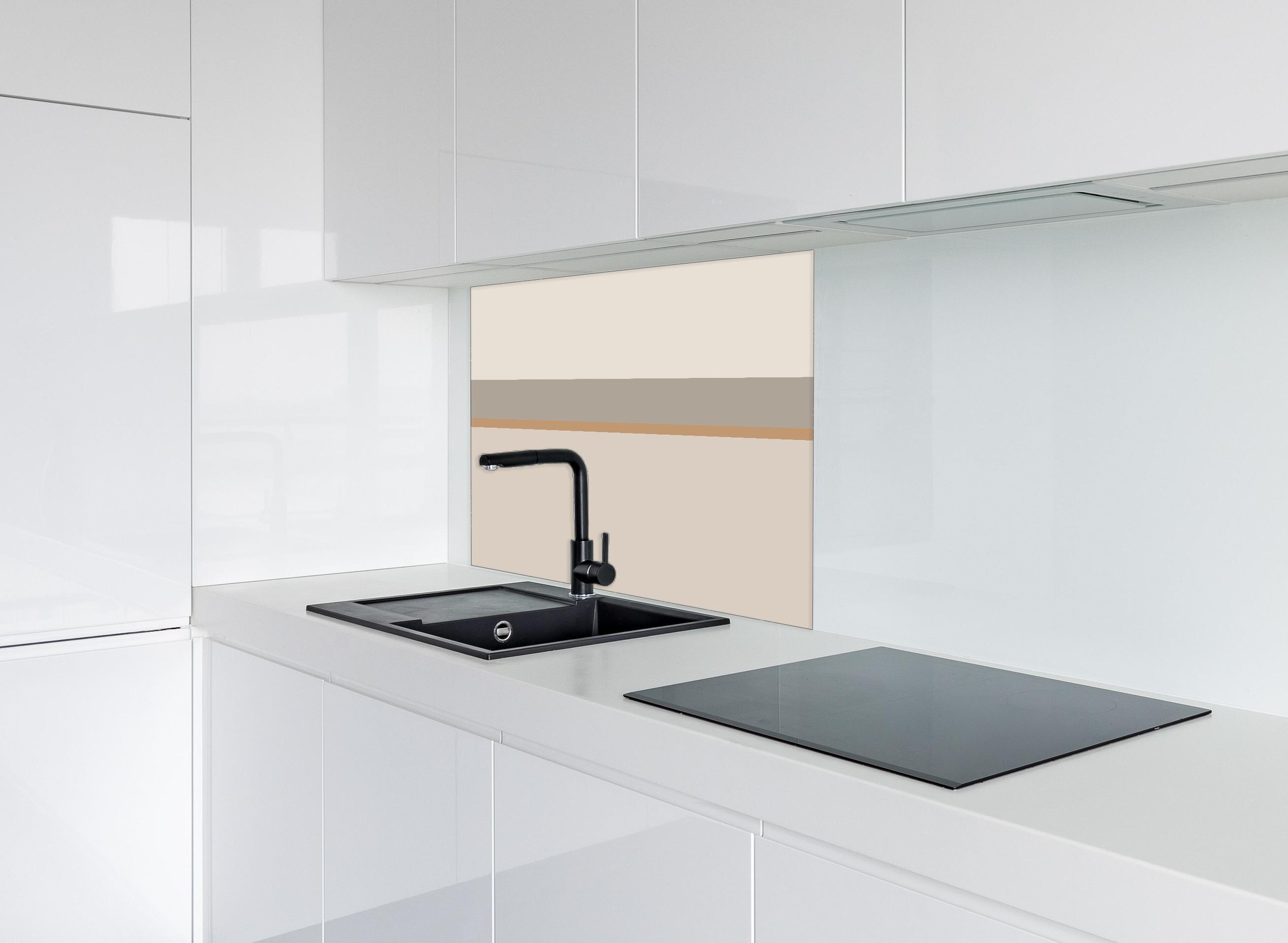 Spritzschutz - The Nudes - Horizontal - Caramel hinter einem Cerankochfeld zwischen Holz-Kochutensilien