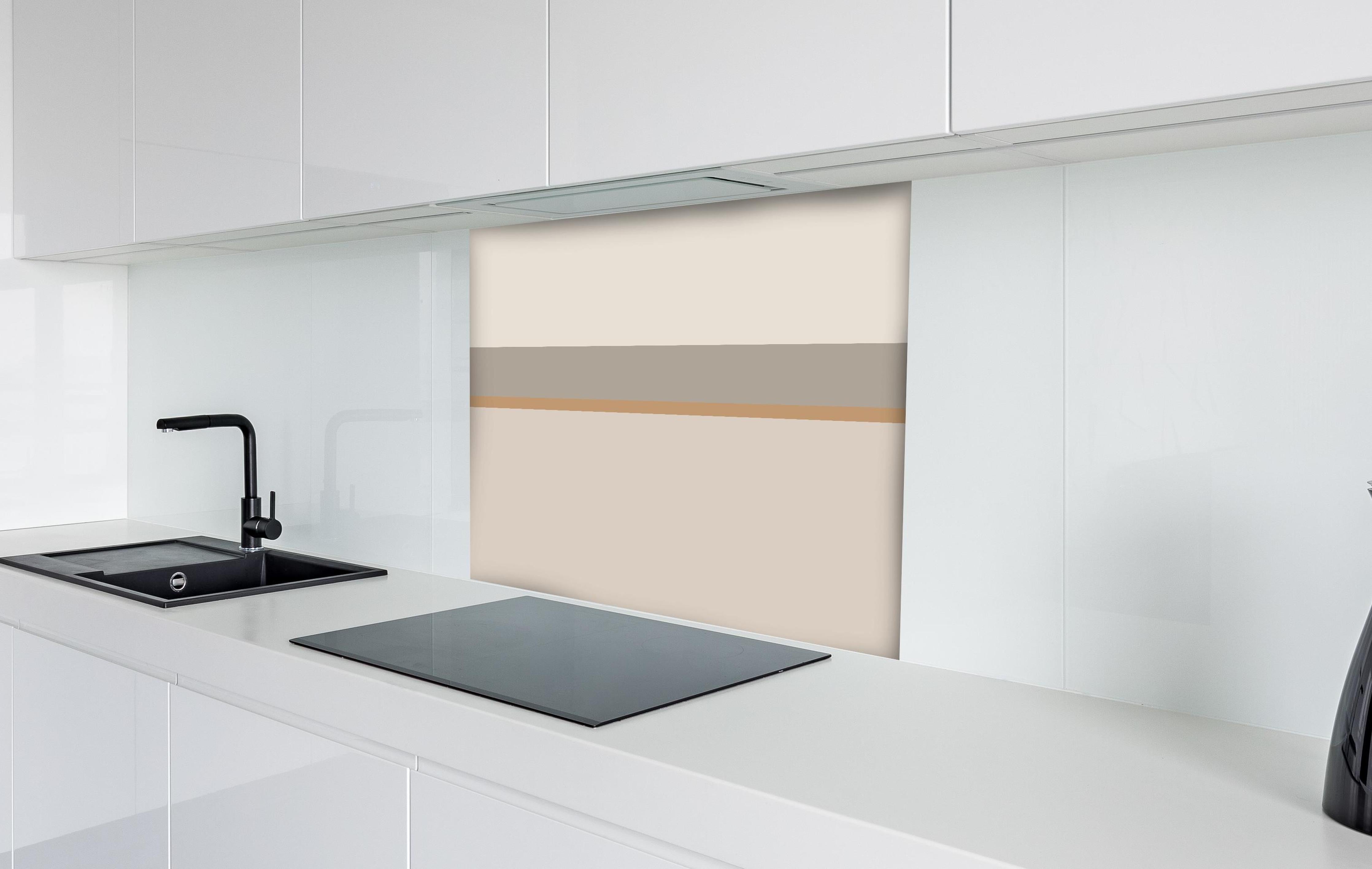 Spritzschutz - The Nudes - Horizontal - Caramel hinter einem Cerankochfeld zwischen Holz-Kochutensilien