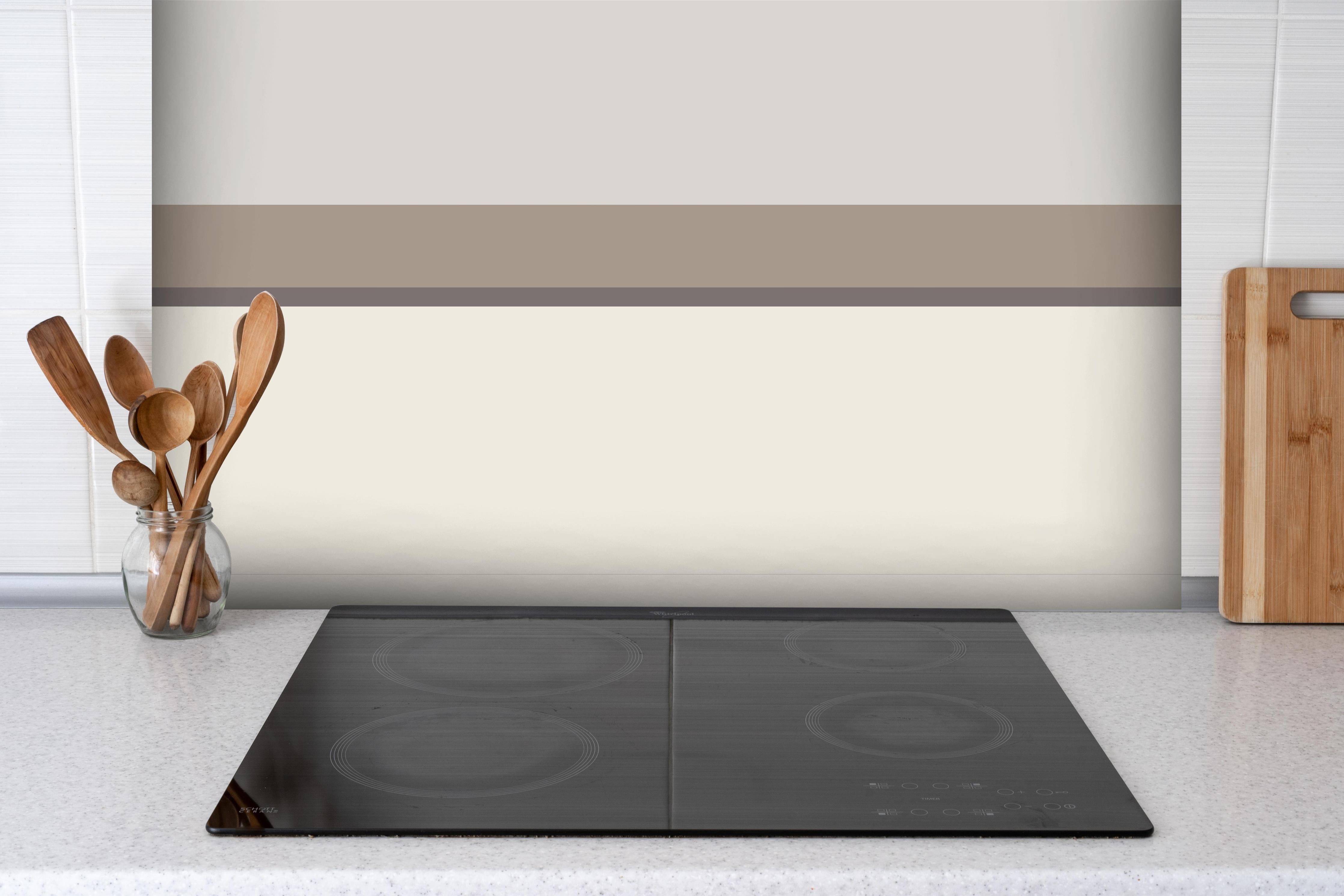 Spritzschutz - The Nudes - Horizontal - Fog hinter einem Cerankochfeld zwischen Holz-Kochutensilien