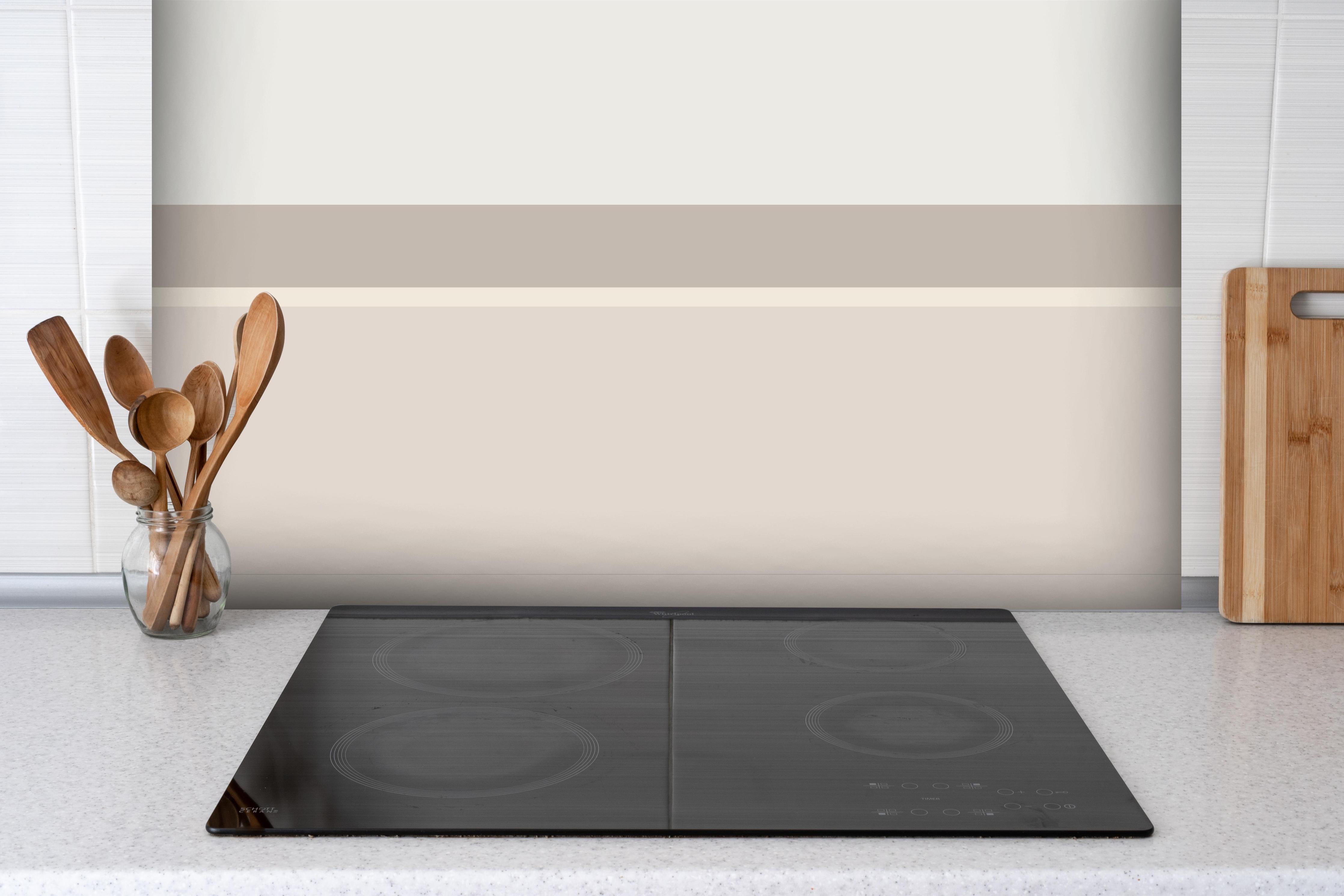 Spritzschutz - The Nudes - Horizontal - Latte hinter einem Cerankochfeld zwischen Holz-Kochutensilien