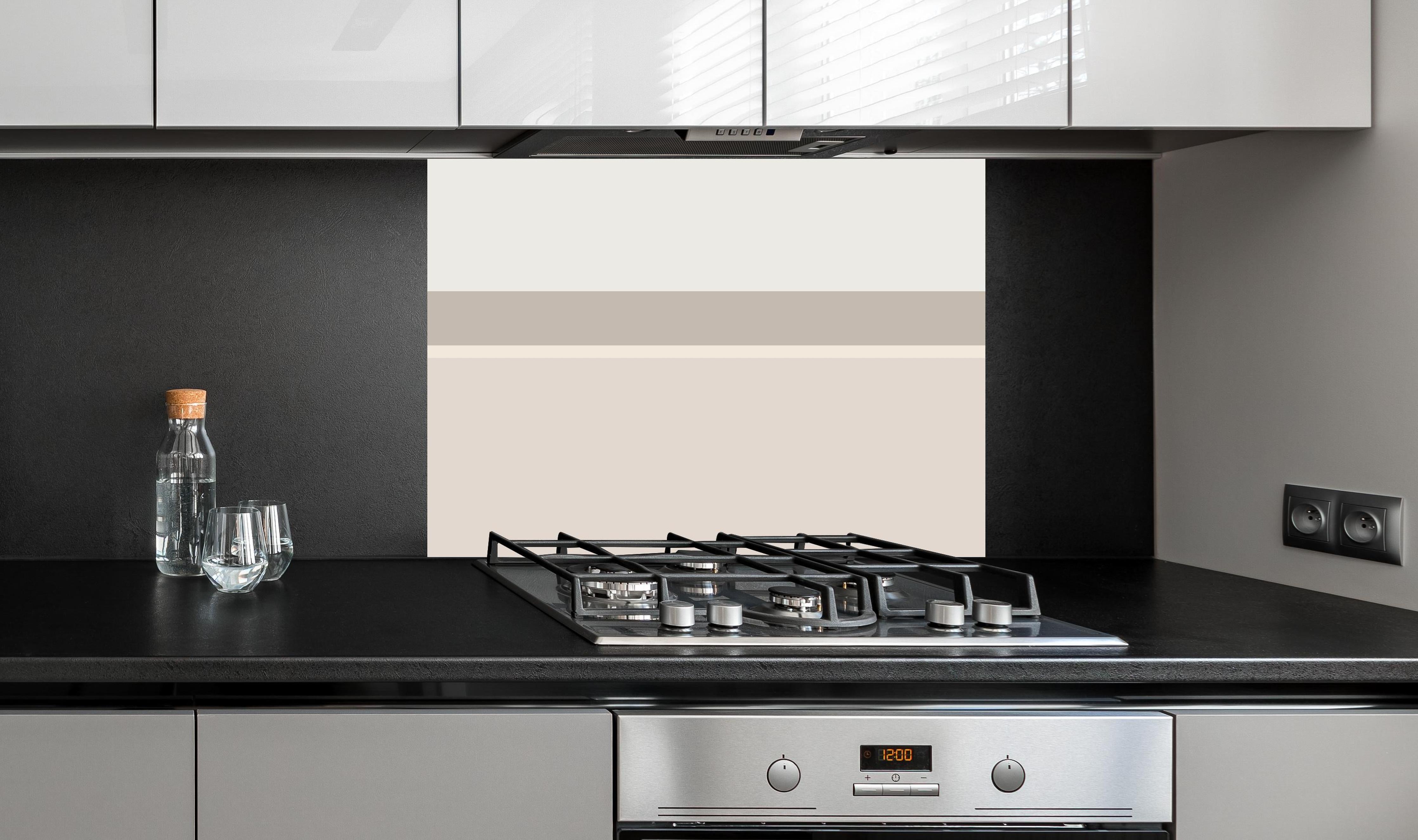 Spritzschutz - The Nudes - Horizontal - Latte hinter einem Cerankochfeld zwischen Holz-Kochutensilien