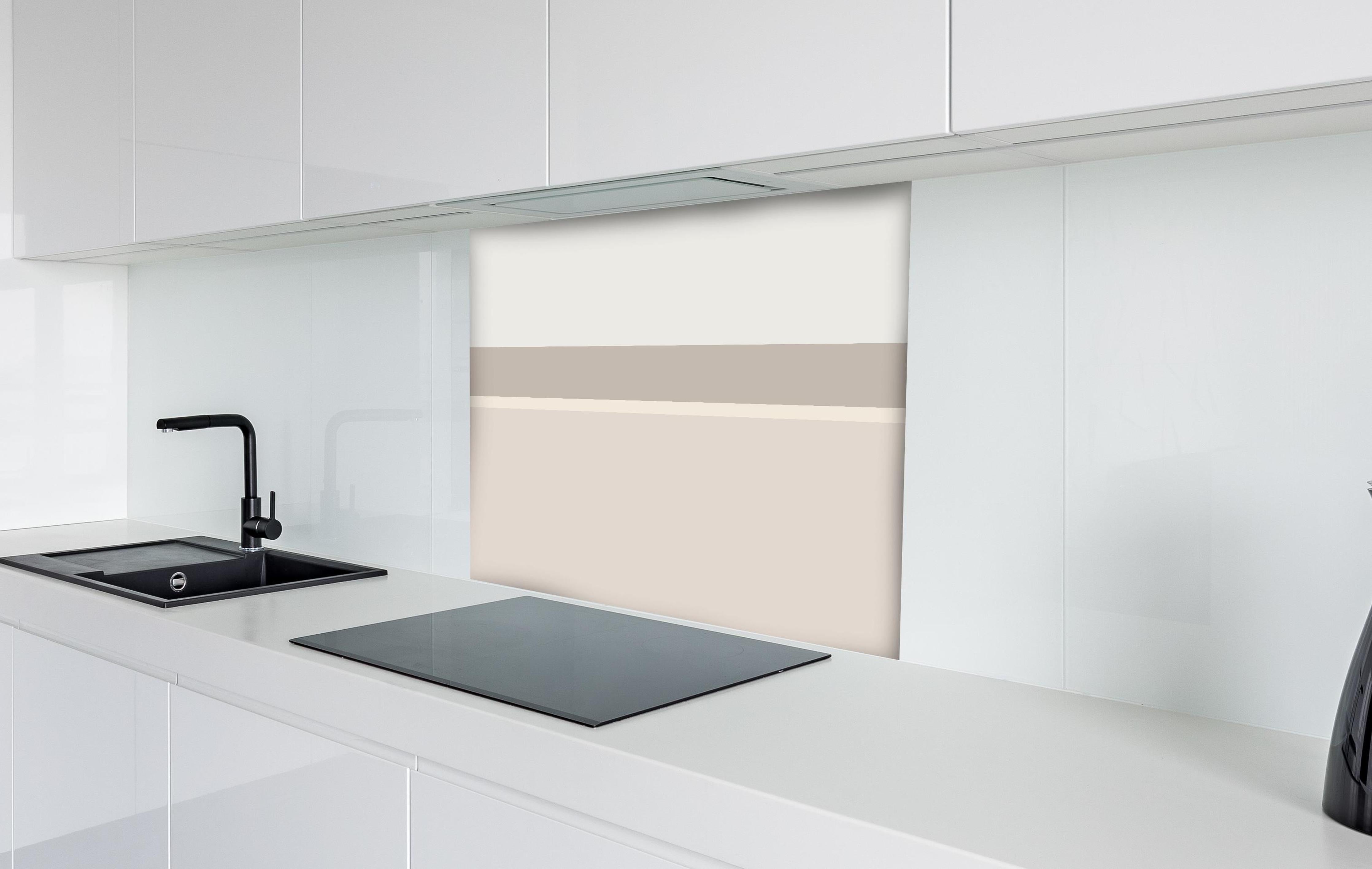 Spritzschutz - The Nudes - Horizontal - Latte hinter einem Cerankochfeld zwischen Holz-Kochutensilien