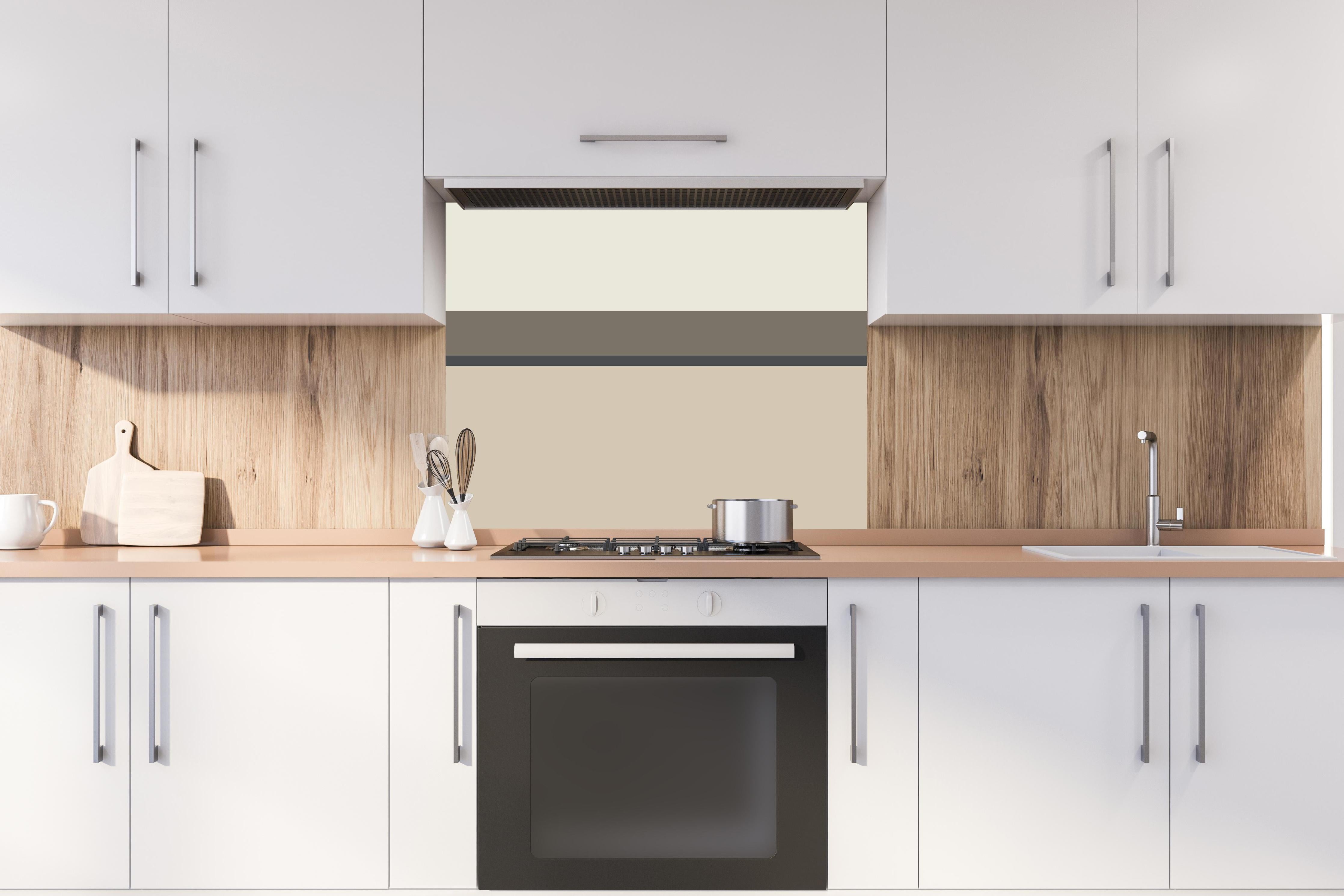 Spritzschutz - The Nudes - Horizontal - Toffee hinter einem Cerankochfeld zwischen Holz-Kochutensilien