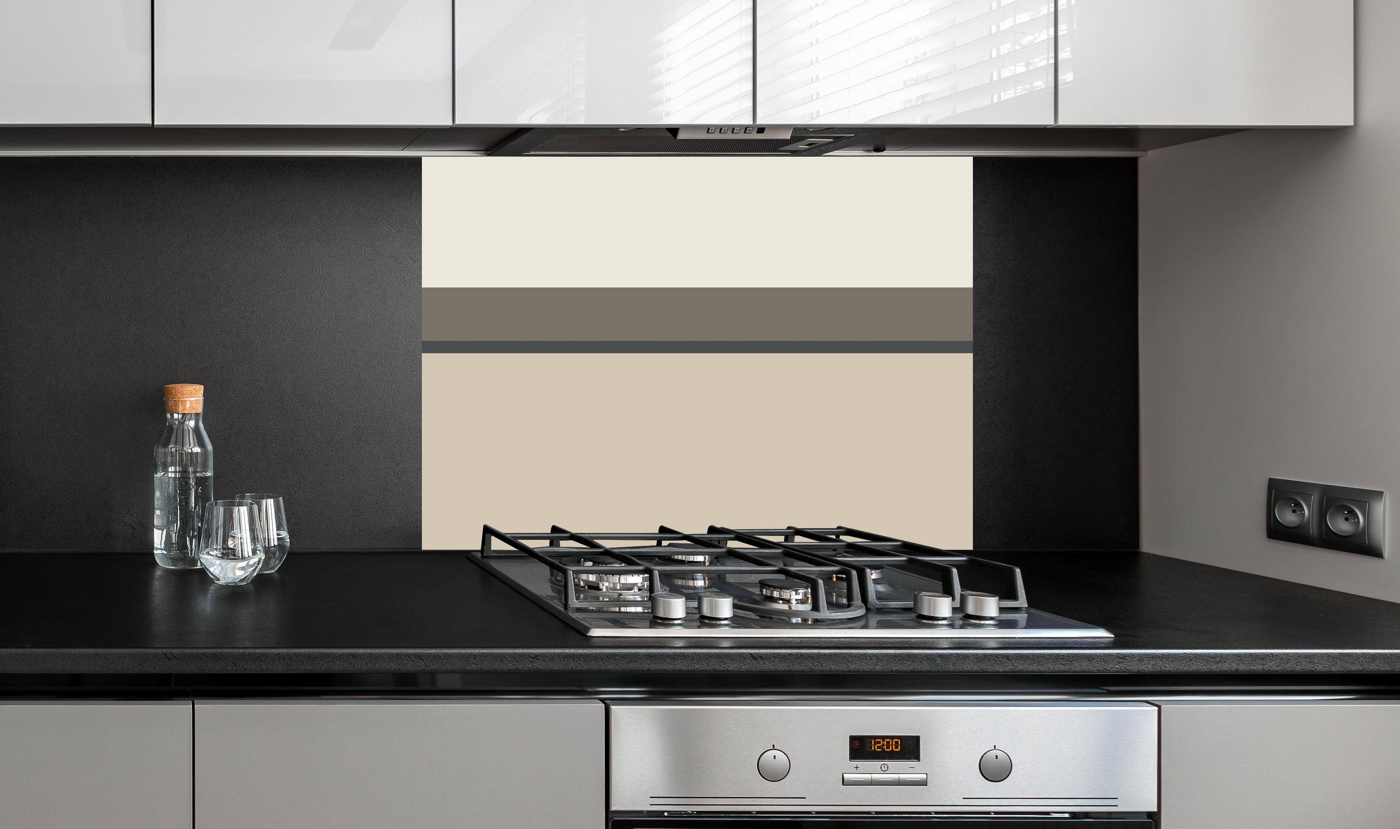 Spritzschutz - The Nudes - Horizontal - Toffee hinter einem Cerankochfeld zwischen Holz-Kochutensilien