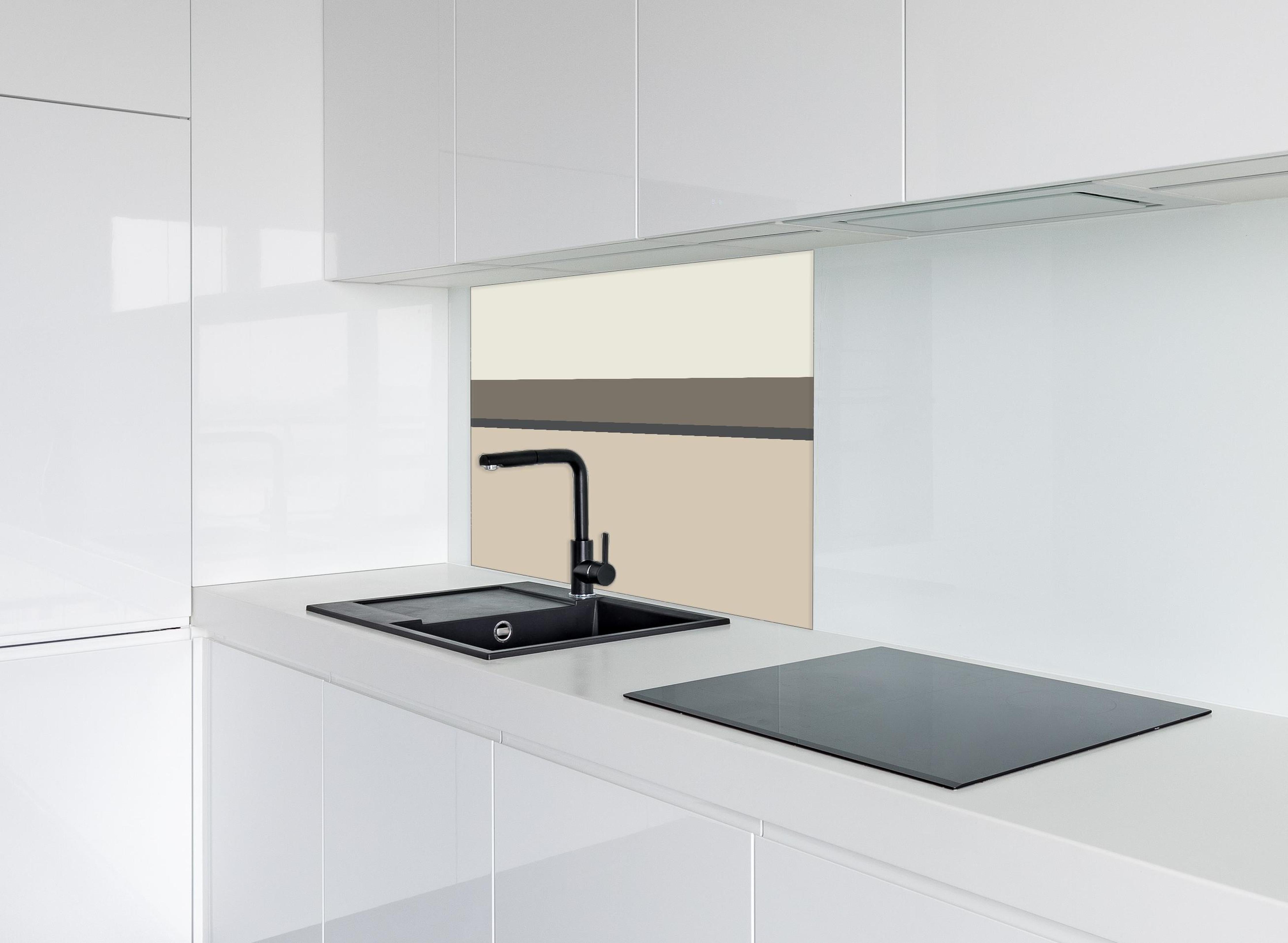 Spritzschutz - The Nudes - Horizontal - Toffee hinter einem Cerankochfeld zwischen Holz-Kochutensilien