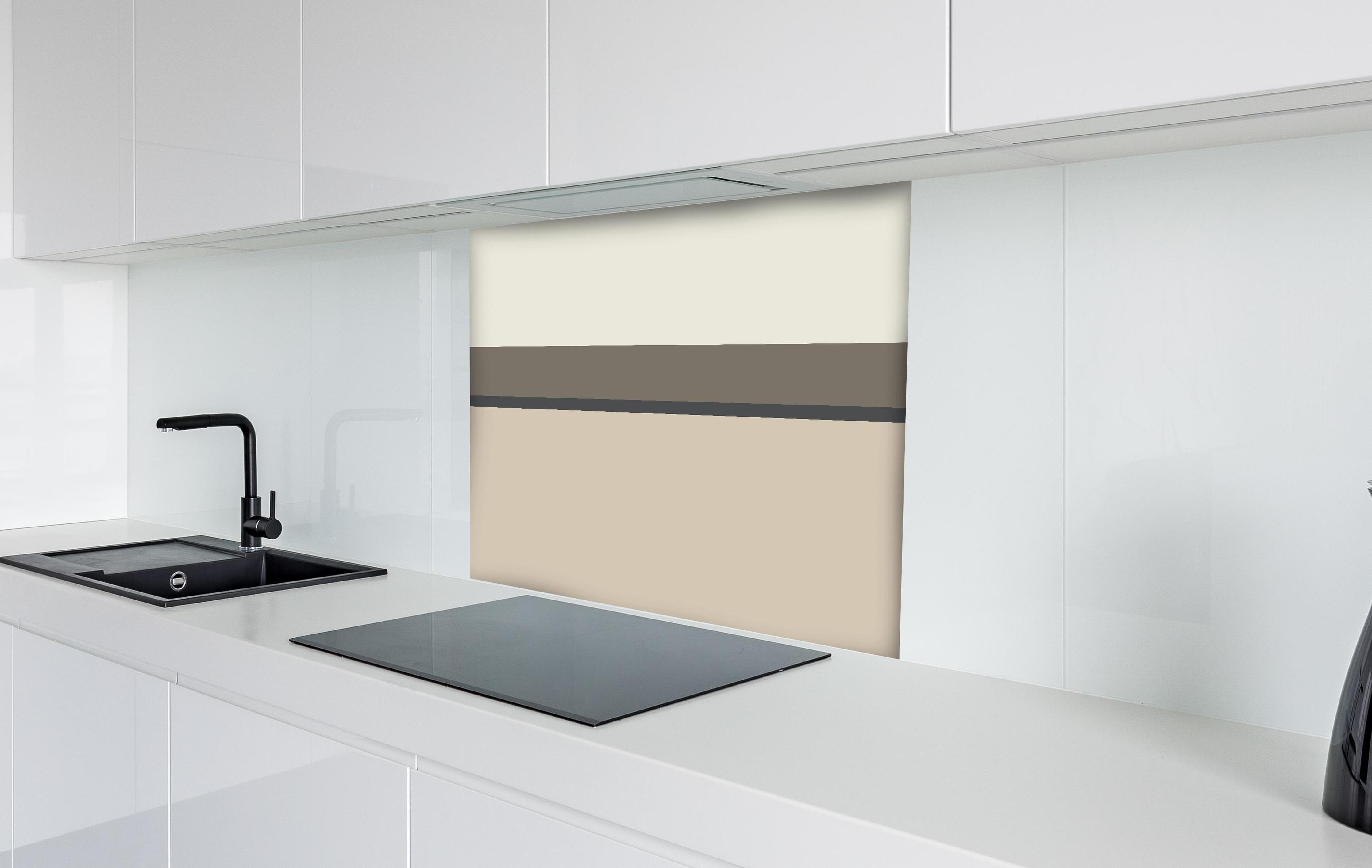 Spritzschutz - The Nudes - Horizontal - Toffee hinter einem Cerankochfeld zwischen Holz-Kochutensilien