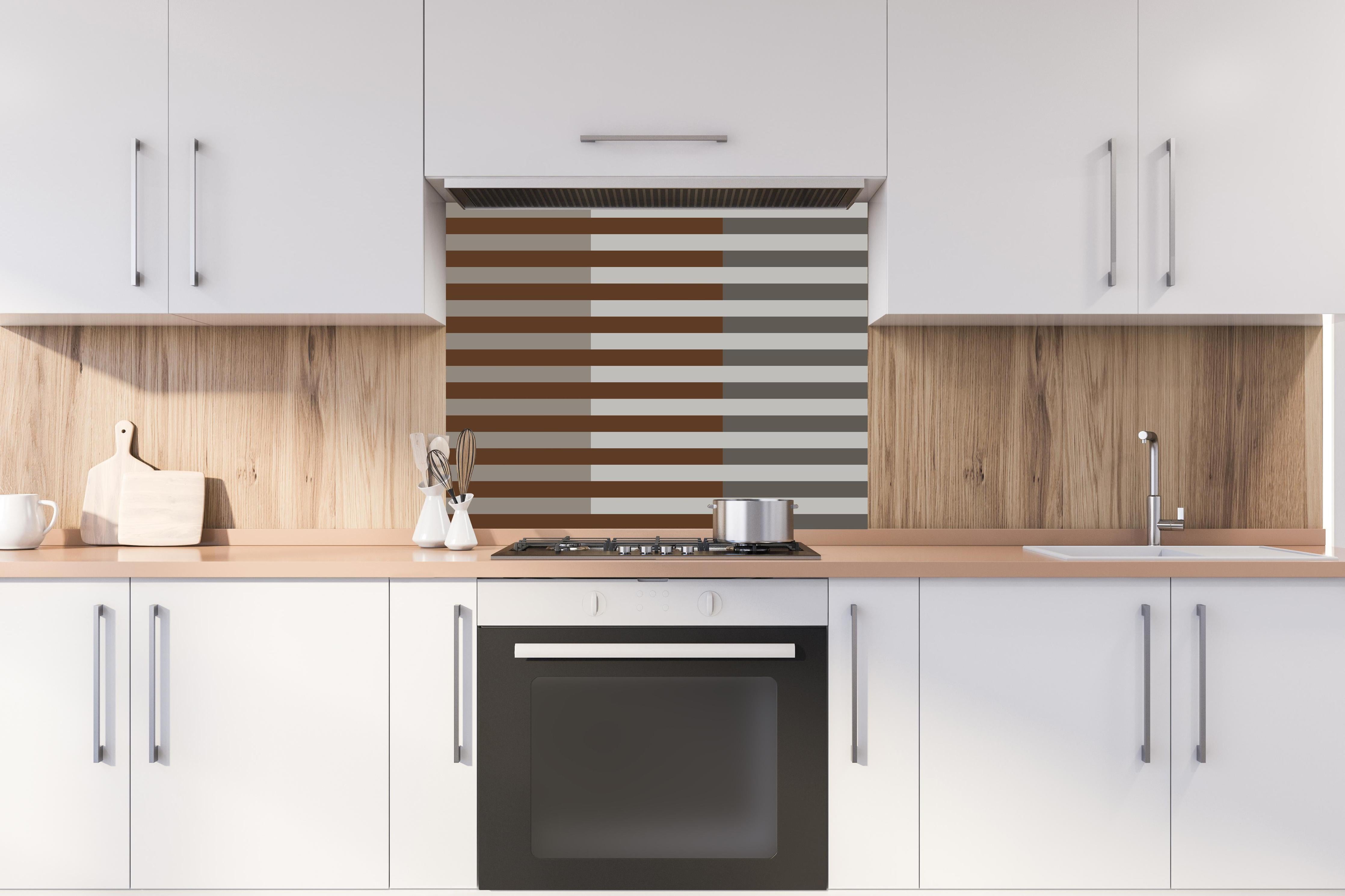 Spritzschutz - The Nudes - Multy Stripes - Ash hinter einem Cerankochfeld zwischen Holz-Kochutensilien