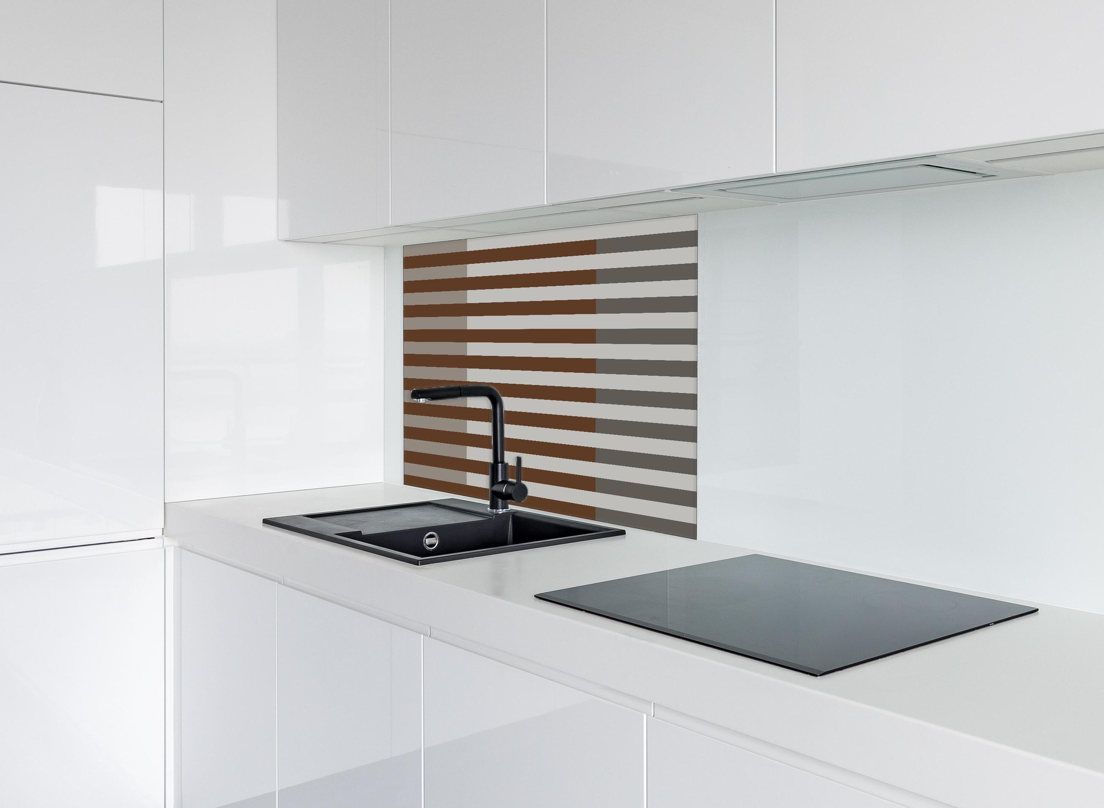 Spritzschutz - The Nudes - Multy Stripes - Ash hinter einem Cerankochfeld zwischen Holz-Kochutensilien