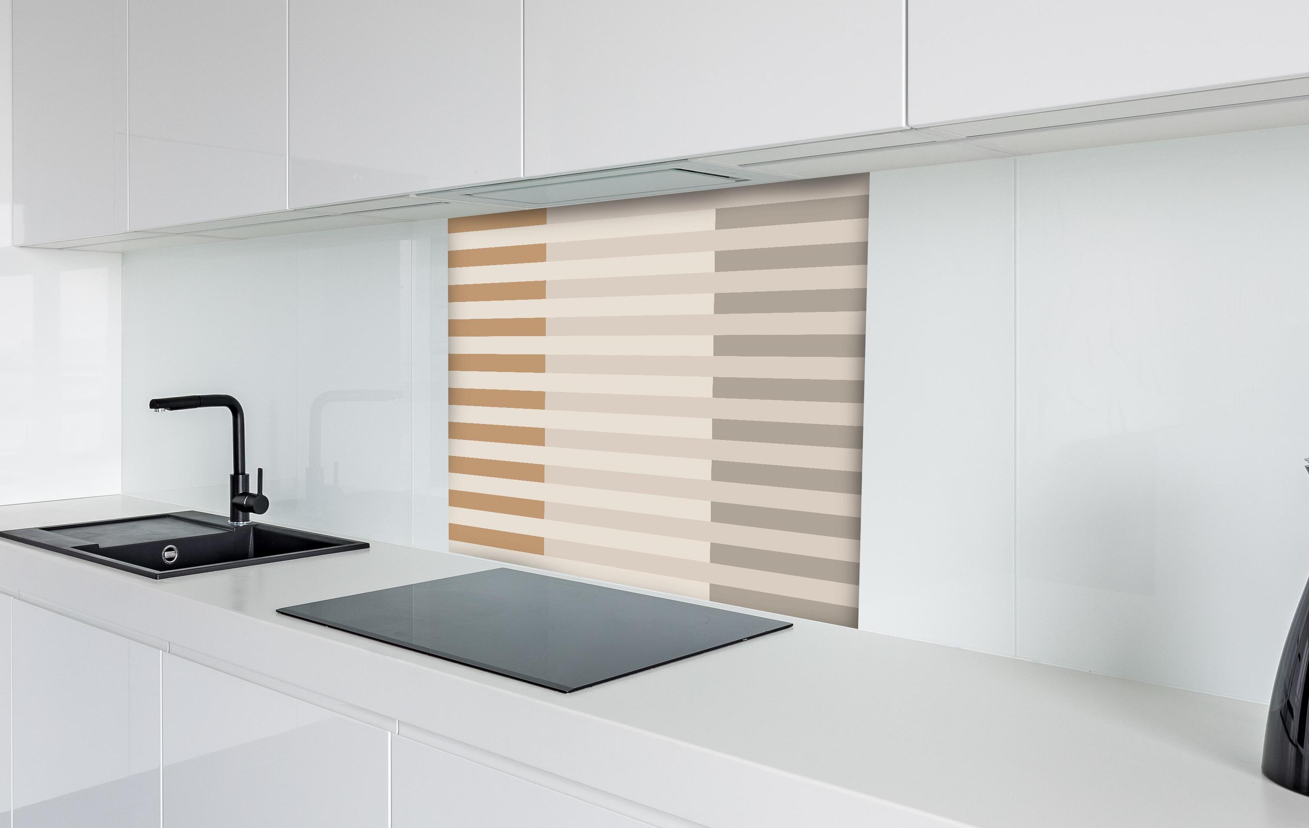 Spritzschutz - The Nudes - Multy Stripes - Caramel hinter einem Cerankochfeld zwischen Holz-Kochutensilien