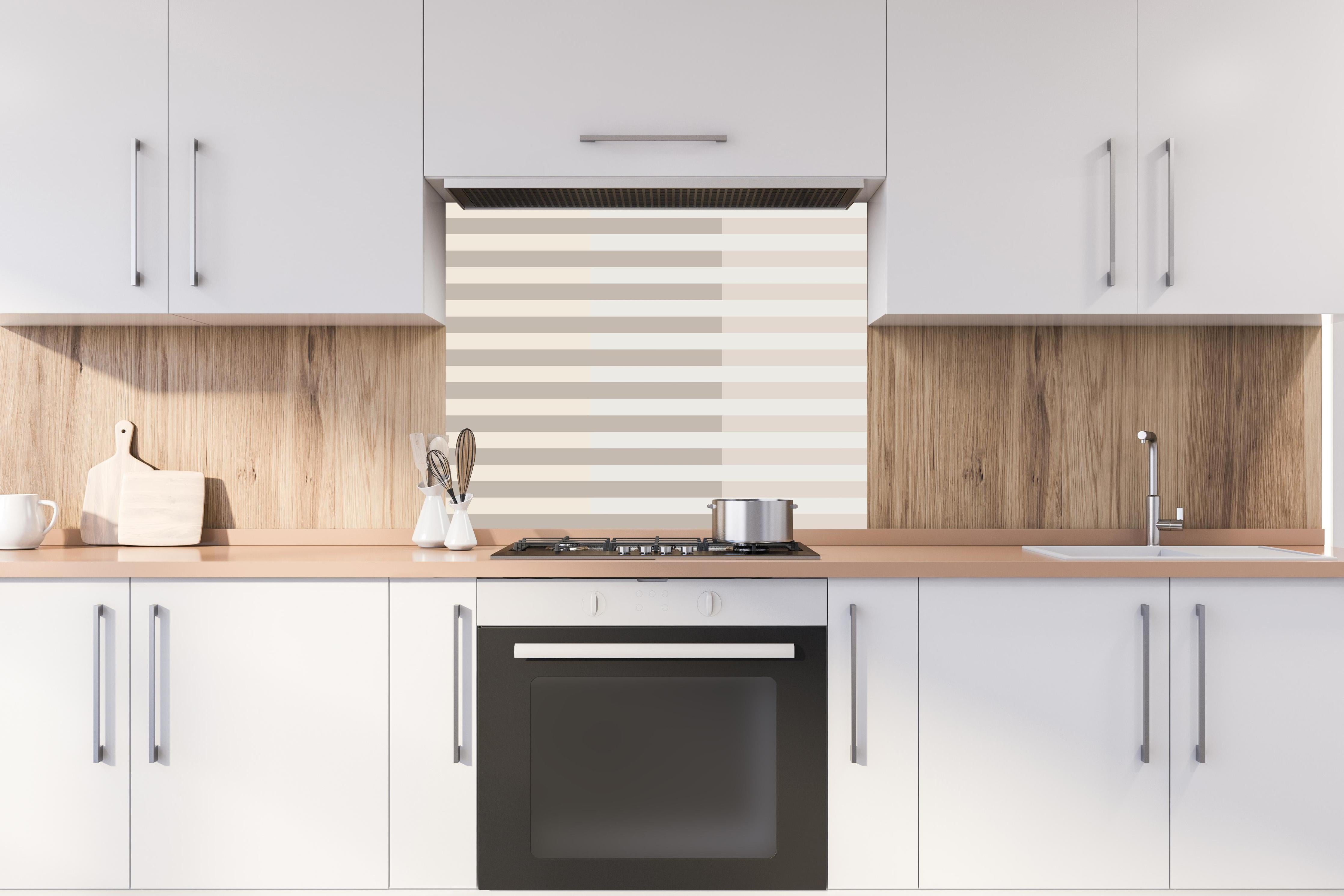 Spritzschutz - The Nudes - Multy Stripes - Latte hinter einem Cerankochfeld zwischen Holz-Kochutensilien