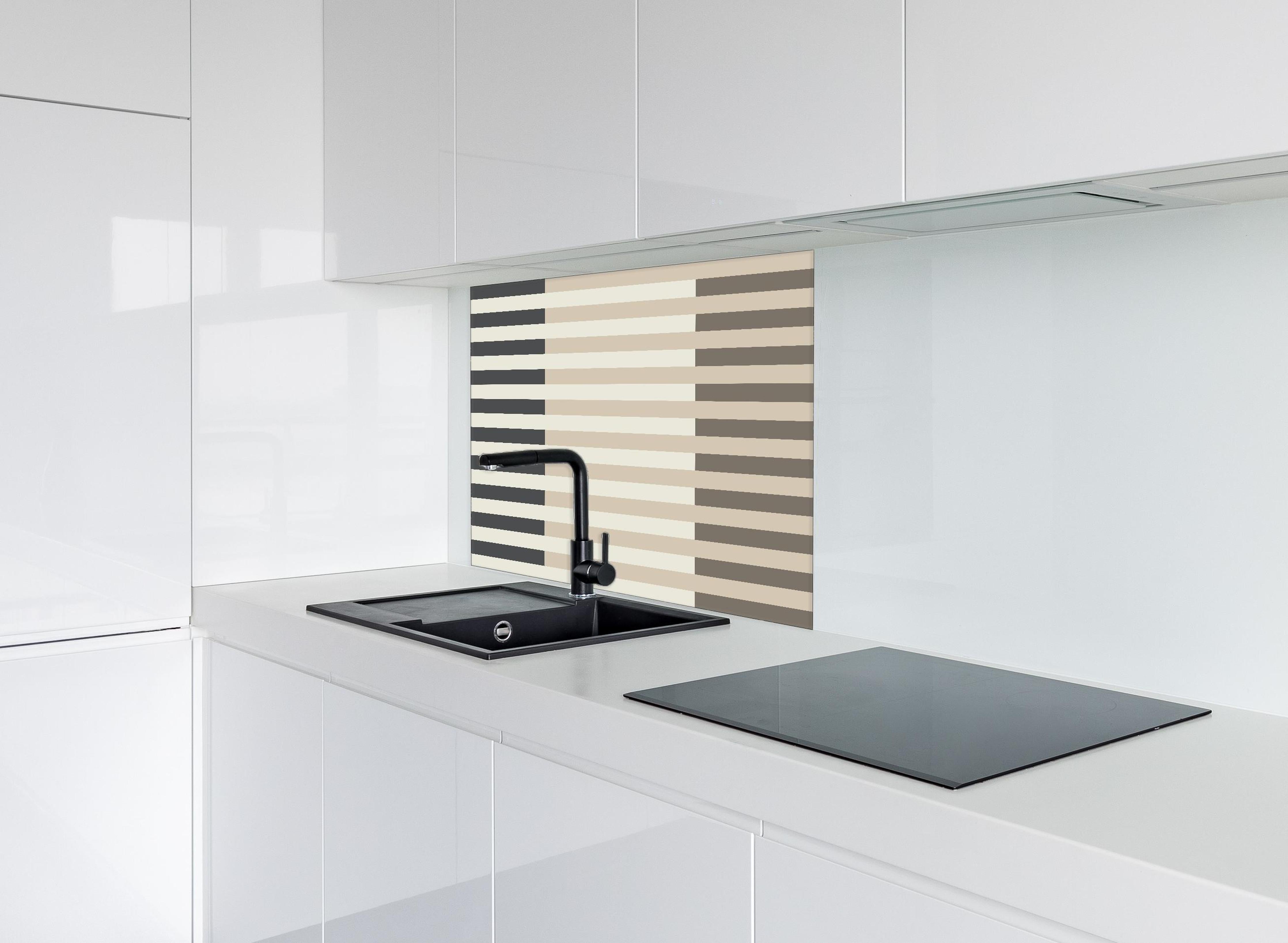 Spritzschutz - The Nudes - Multy Stripes - Toffee hinter einem Cerankochfeld zwischen Holz-Kochutensilien