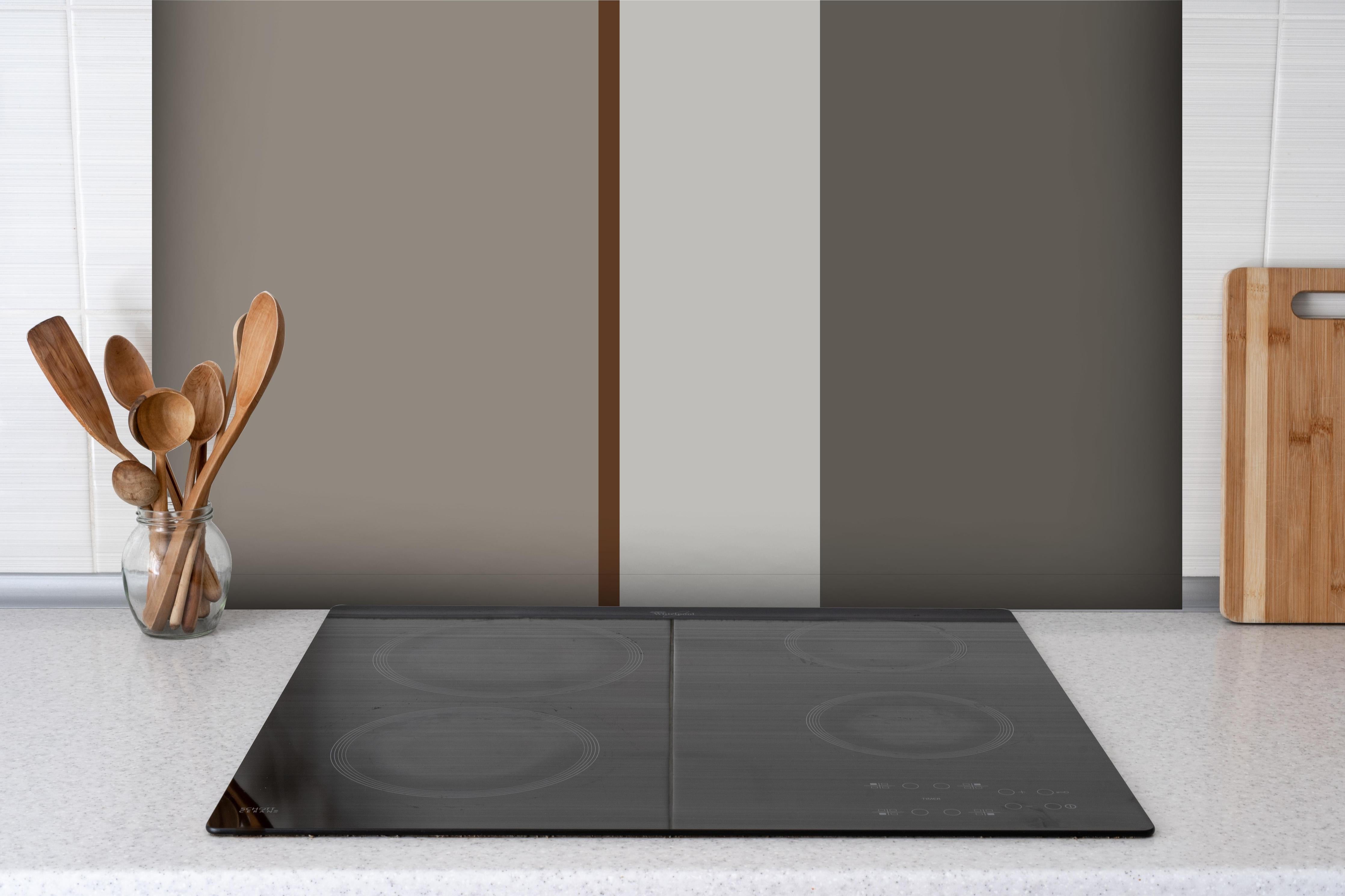 Spritzschutz - The Nudes - Vertikal - Ash hinter einem Cerankochfeld zwischen Holz-Kochutensilien