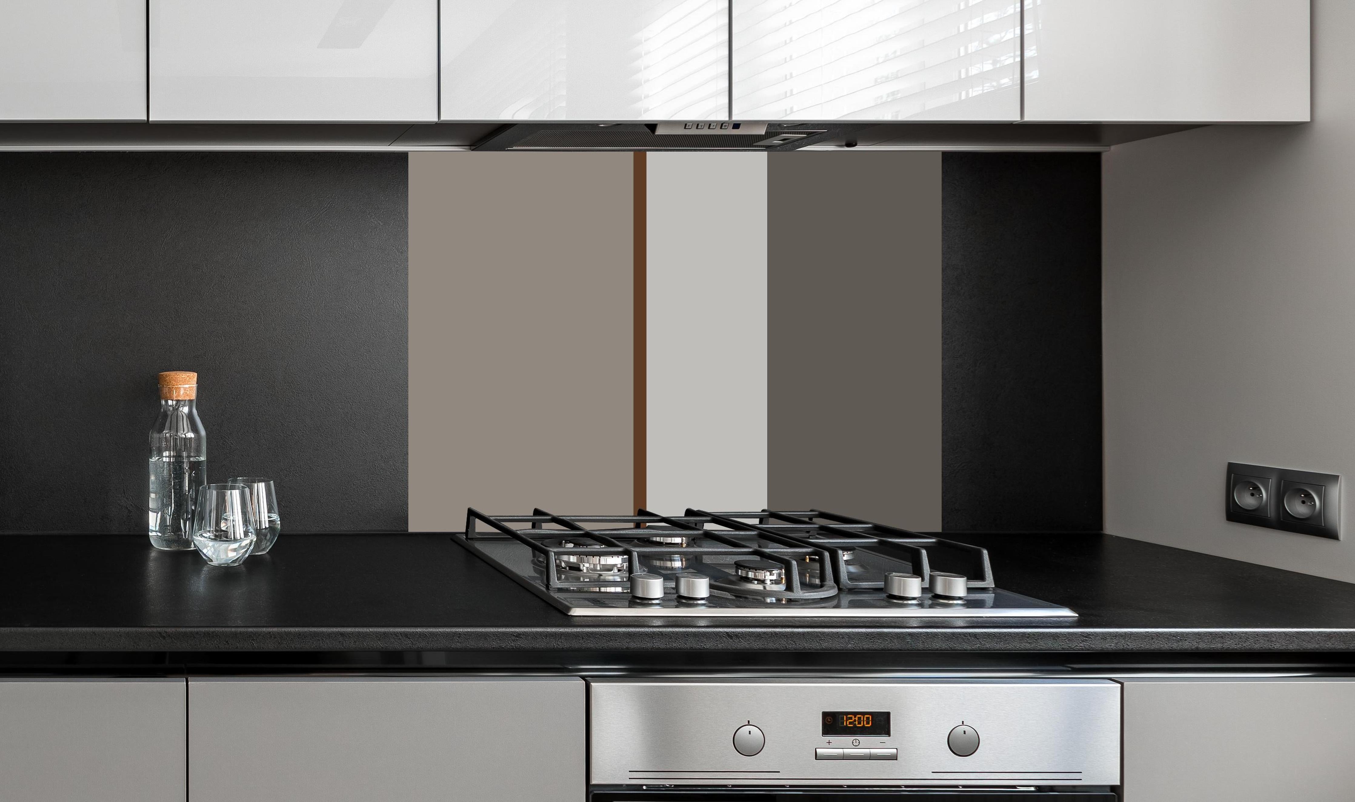 Spritzschutz - The Nudes - Vertikal - Ash hinter einem Cerankochfeld zwischen Holz-Kochutensilien