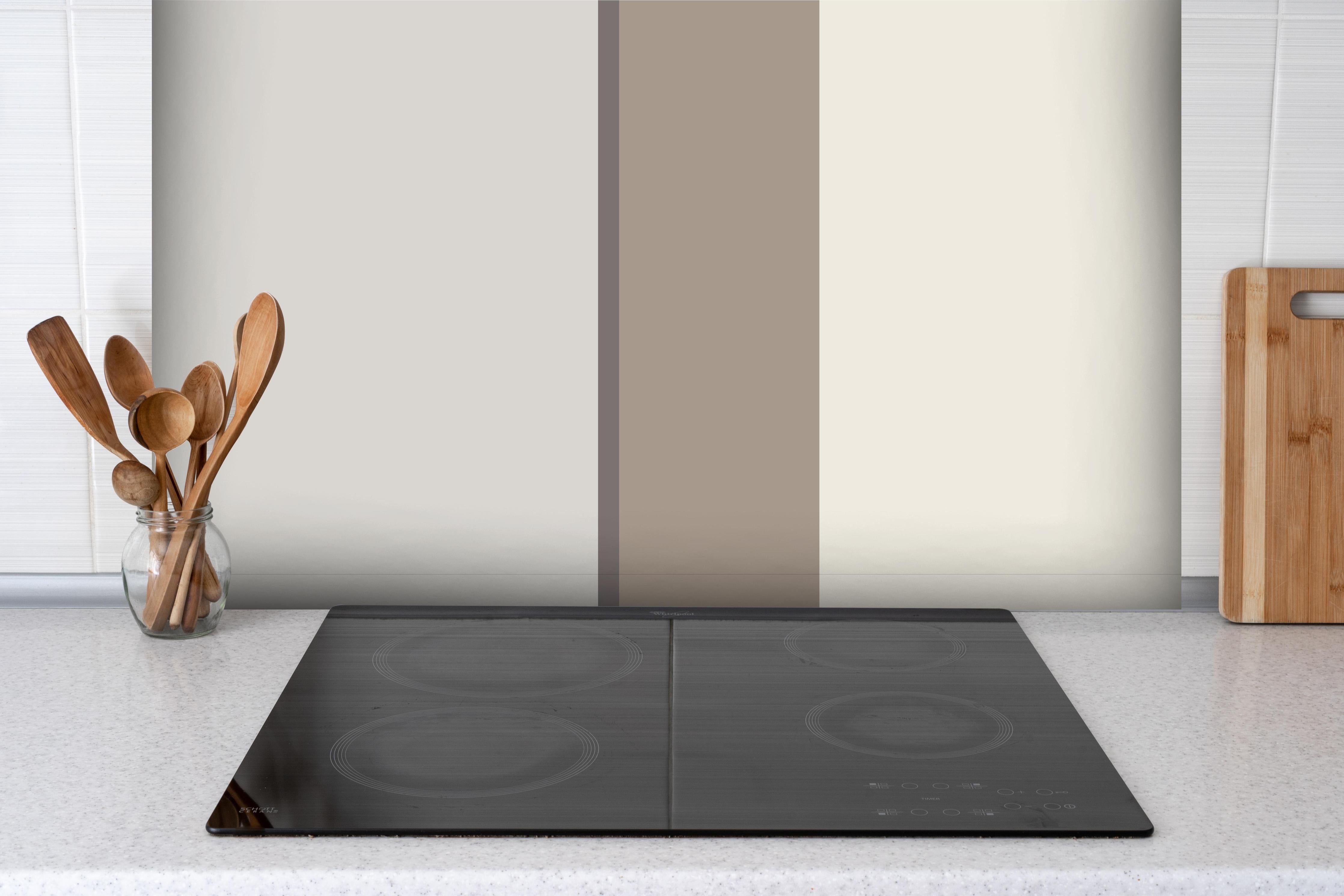 Spritzschutz - The Nudes - Vertikal - Fog hinter einem Cerankochfeld zwischen Holz-Kochutensilien