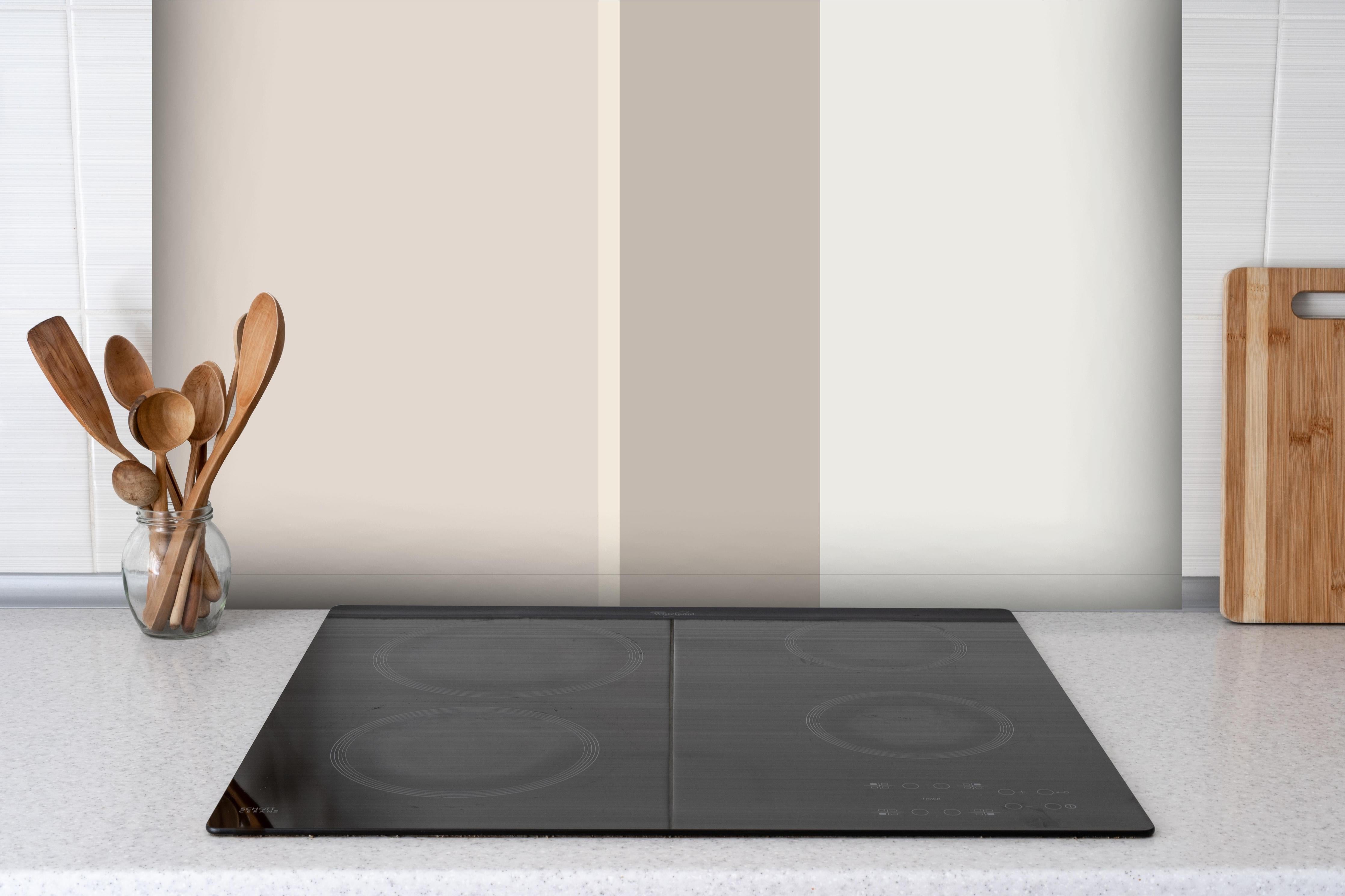 Spritzschutz - The Nudes - Vertikal - Latte hinter einem Cerankochfeld zwischen Holz-Kochutensilien