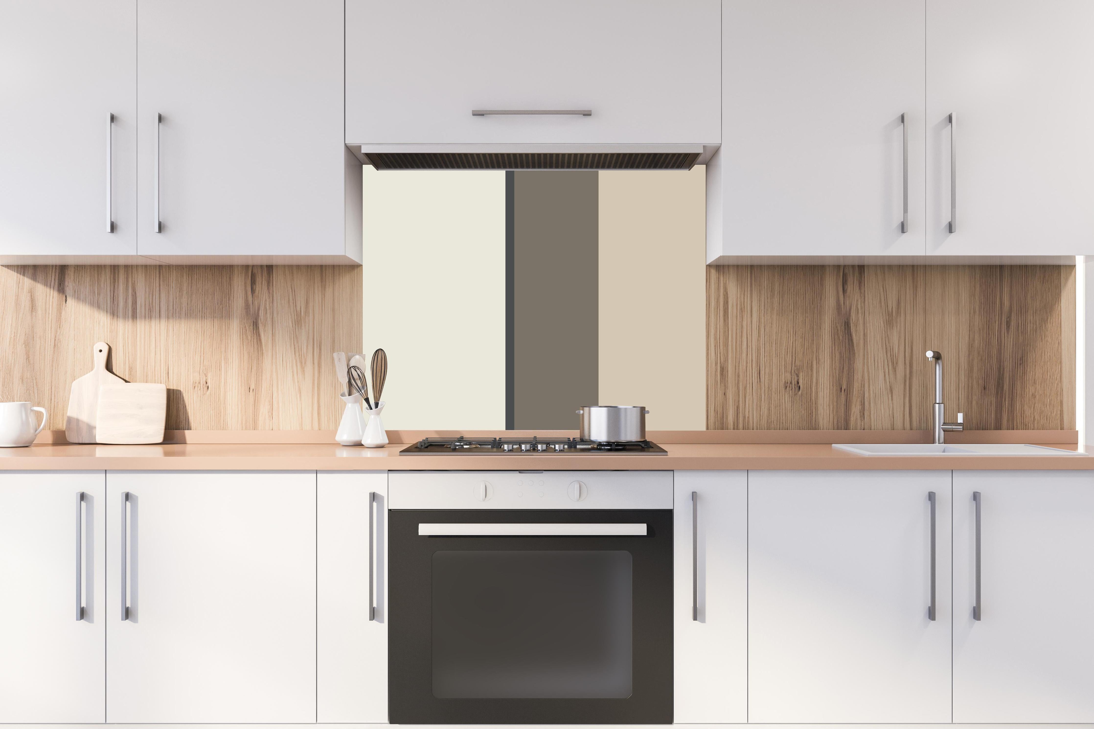 Spritzschutz - The Nudes - Vertikal - Toffee hinter einem Cerankochfeld zwischen Holz-Kochutensilien