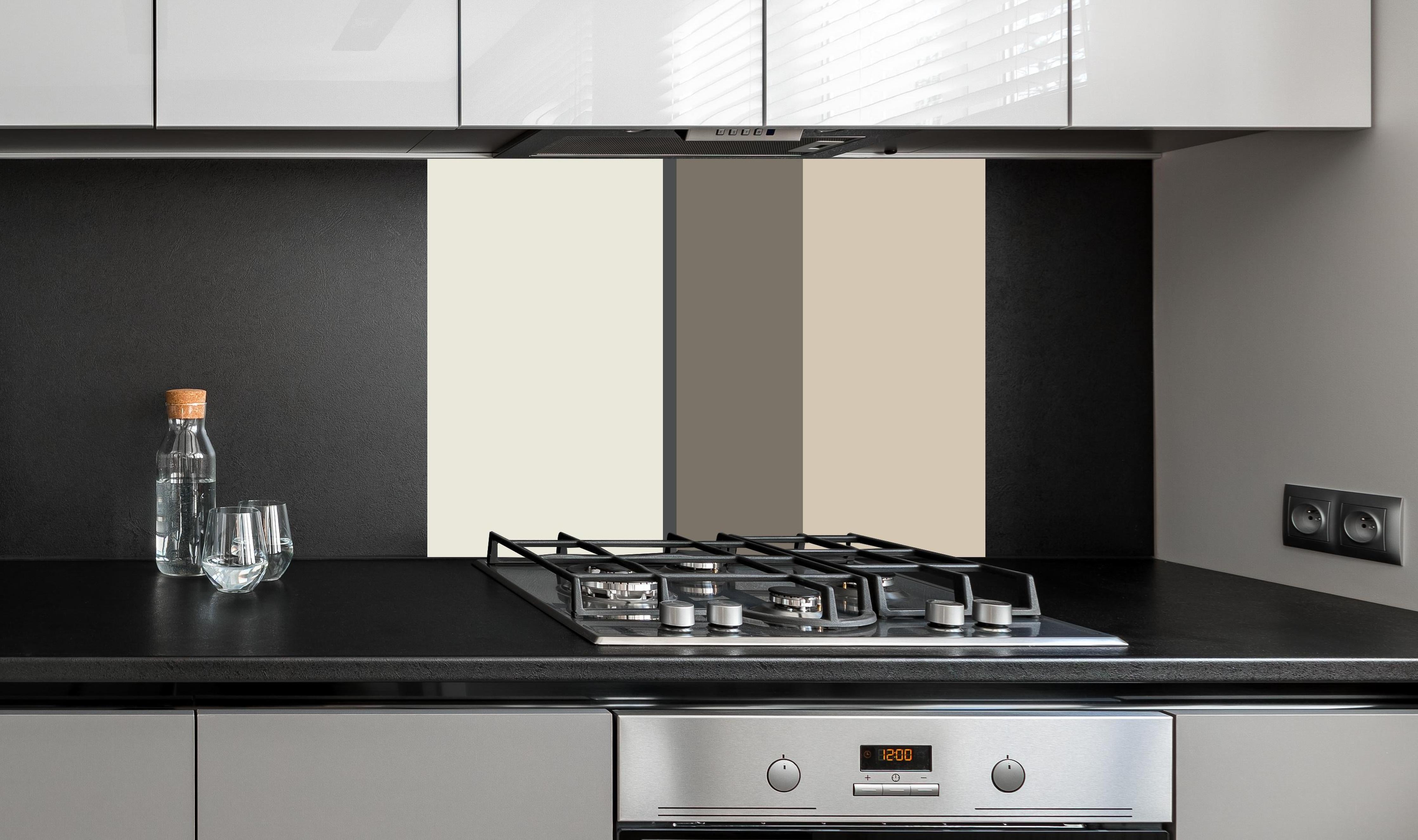 Spritzschutz - The Nudes - Vertikal - Toffee hinter einem Cerankochfeld zwischen Holz-Kochutensilien