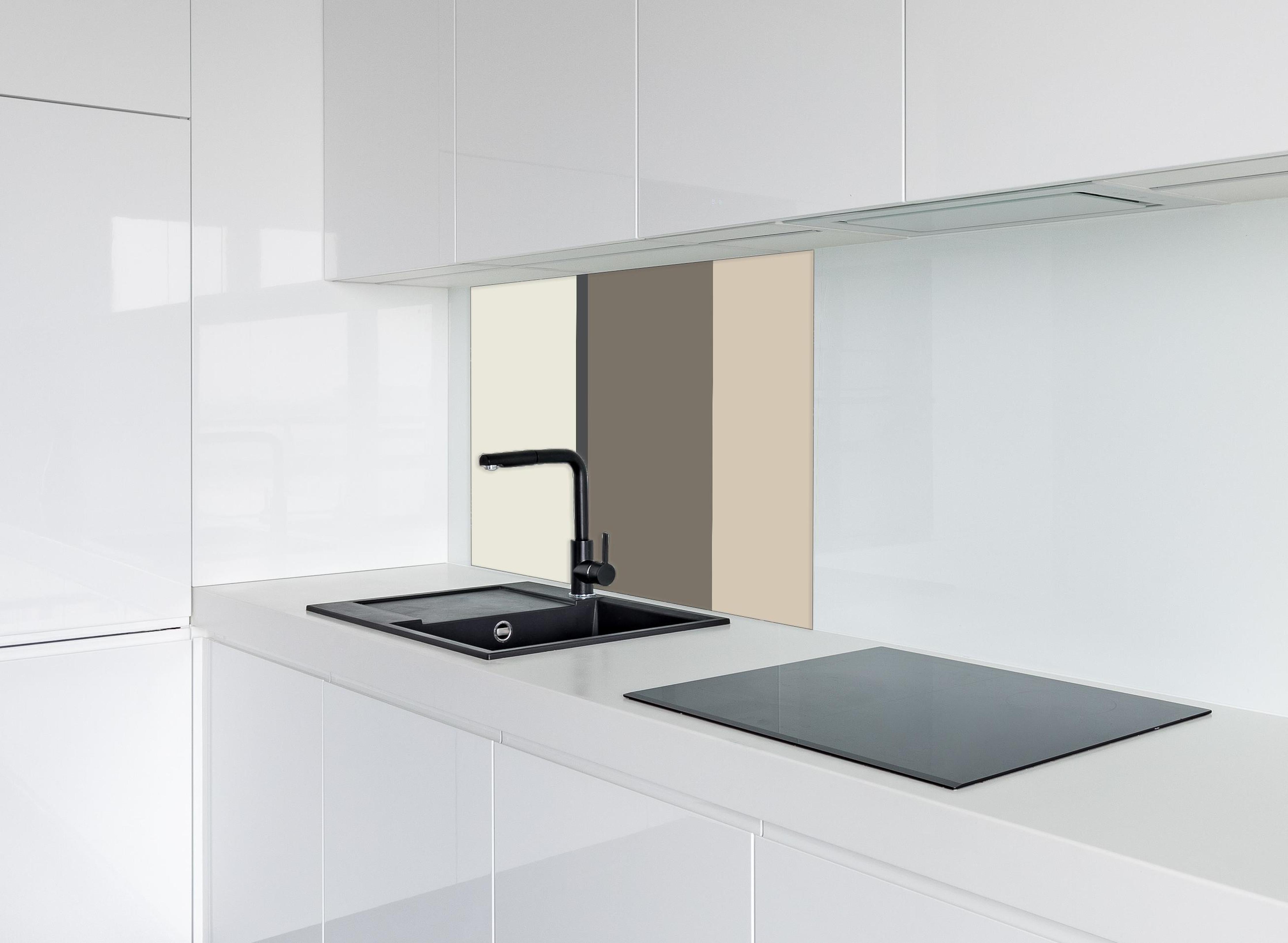 Spritzschutz - The Nudes - Vertikal - Toffee hinter einem Cerankochfeld zwischen Holz-Kochutensilien