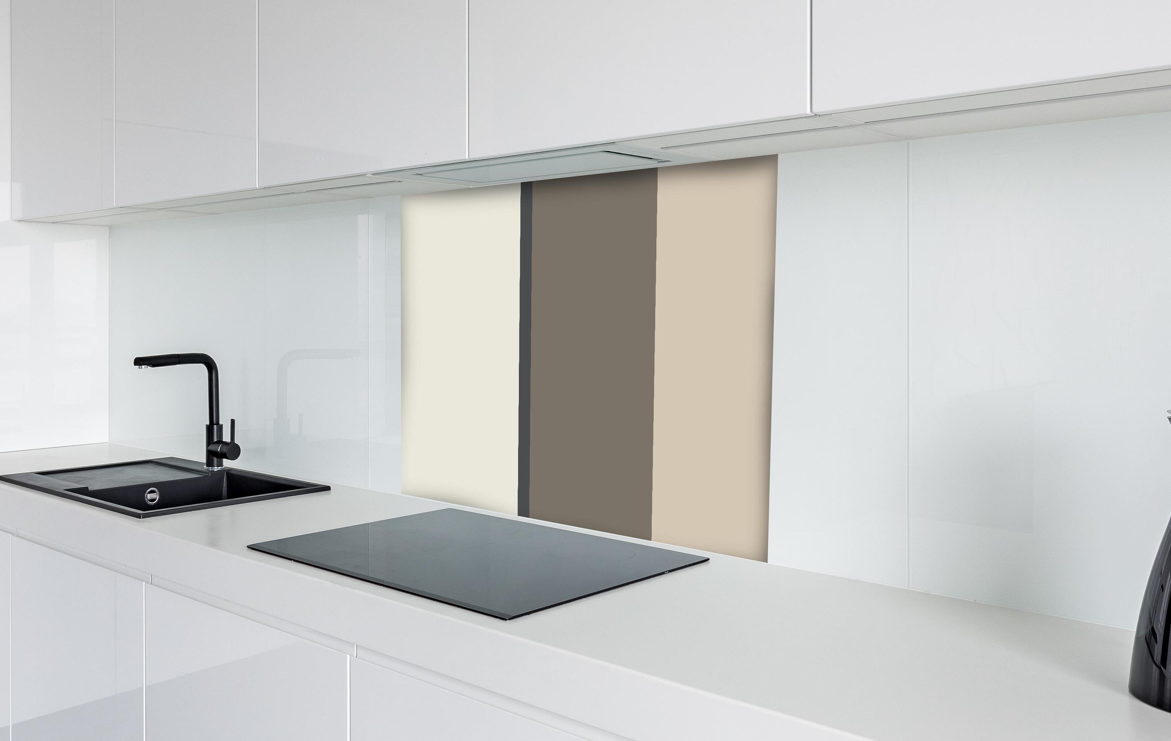 Spritzschutz - The Nudes - Vertikal - Toffee hinter einem Cerankochfeld zwischen Holz-Kochutensilien