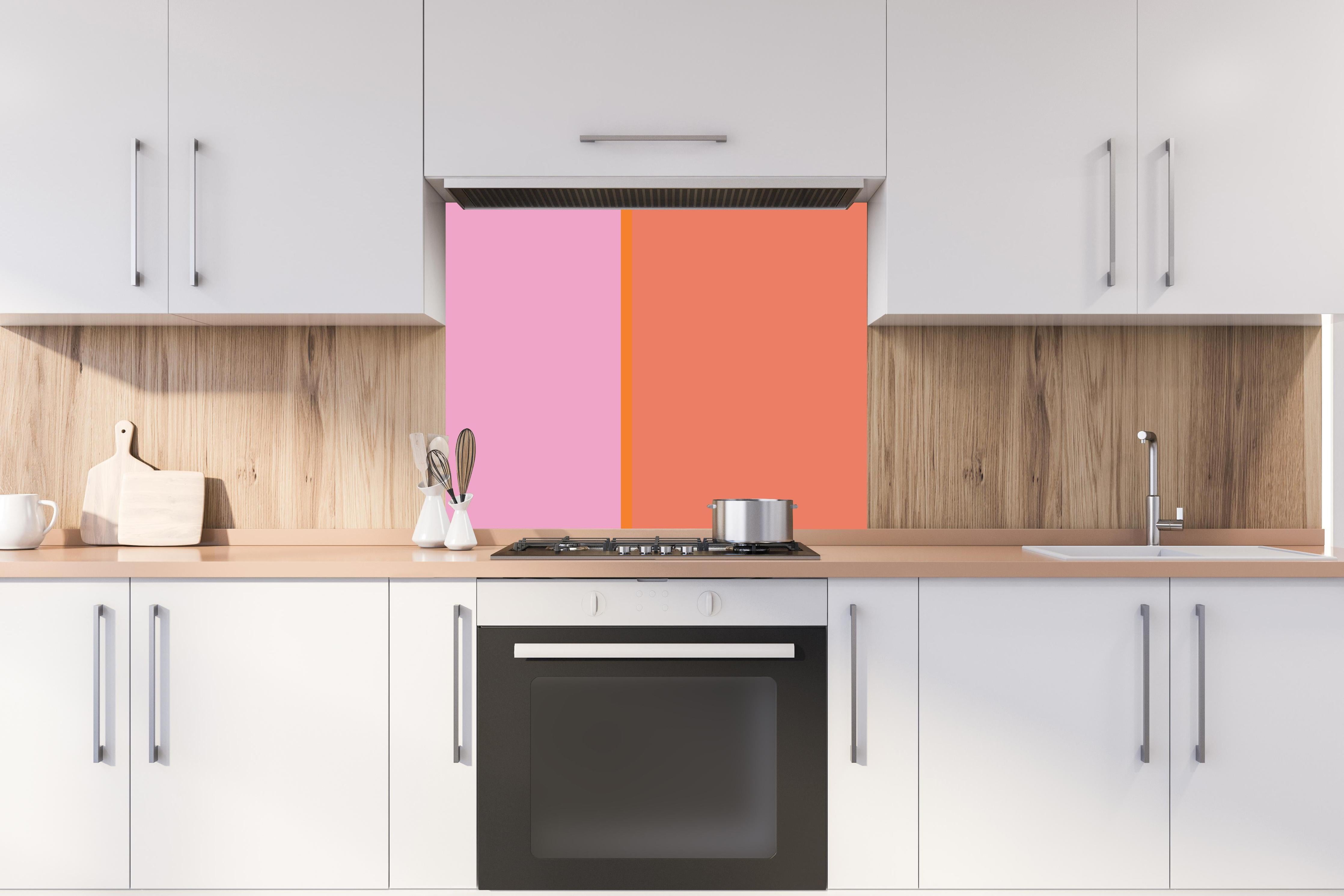 Spritzschutz - The Oranges - Easy Vertical - Coral hinter einem Cerankochfeld zwischen Holz-Kochutensilien
