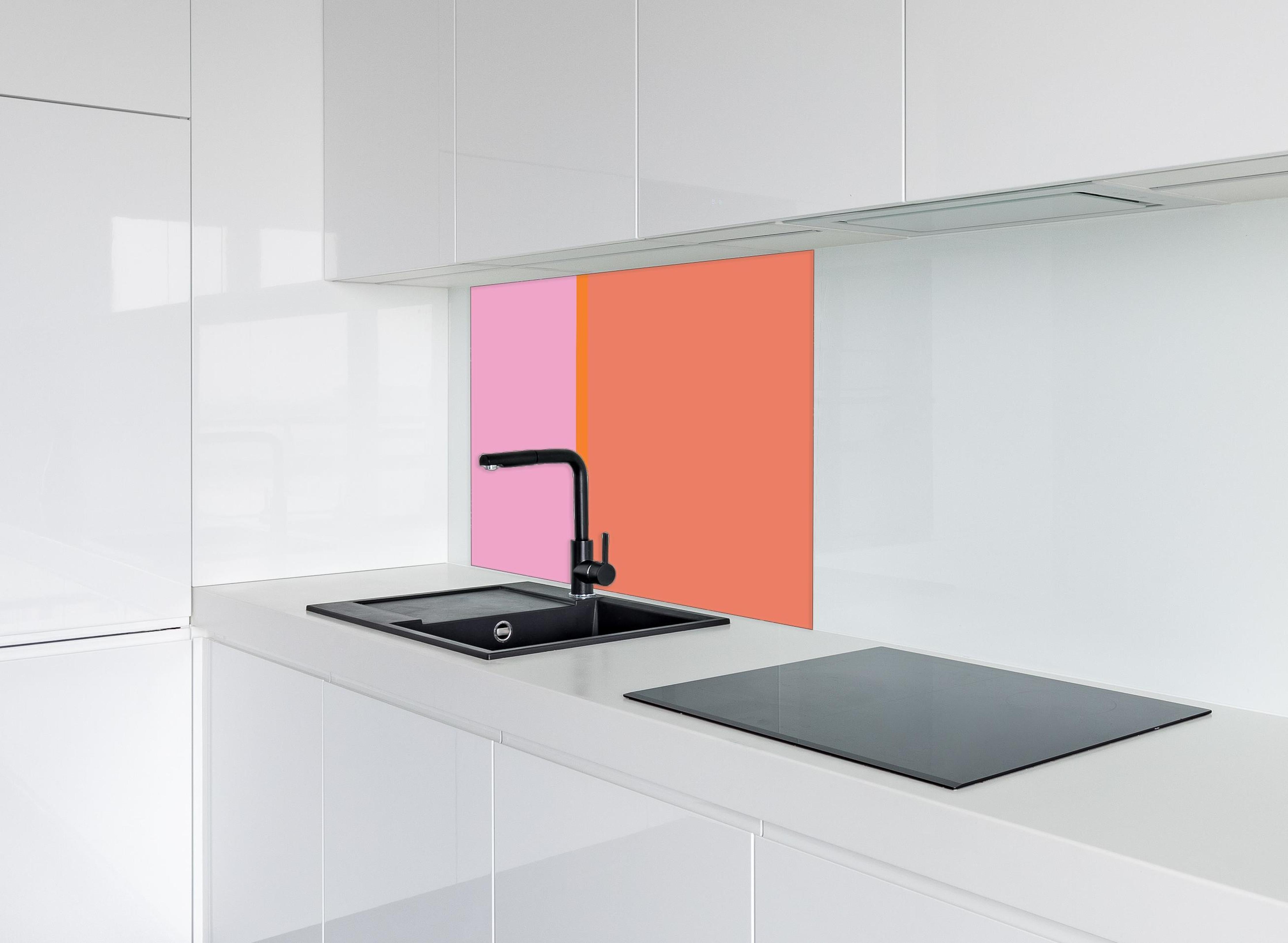 Spritzschutz - The Oranges - Easy Vertical - Coral hinter einem Cerankochfeld zwischen Holz-Kochutensilien