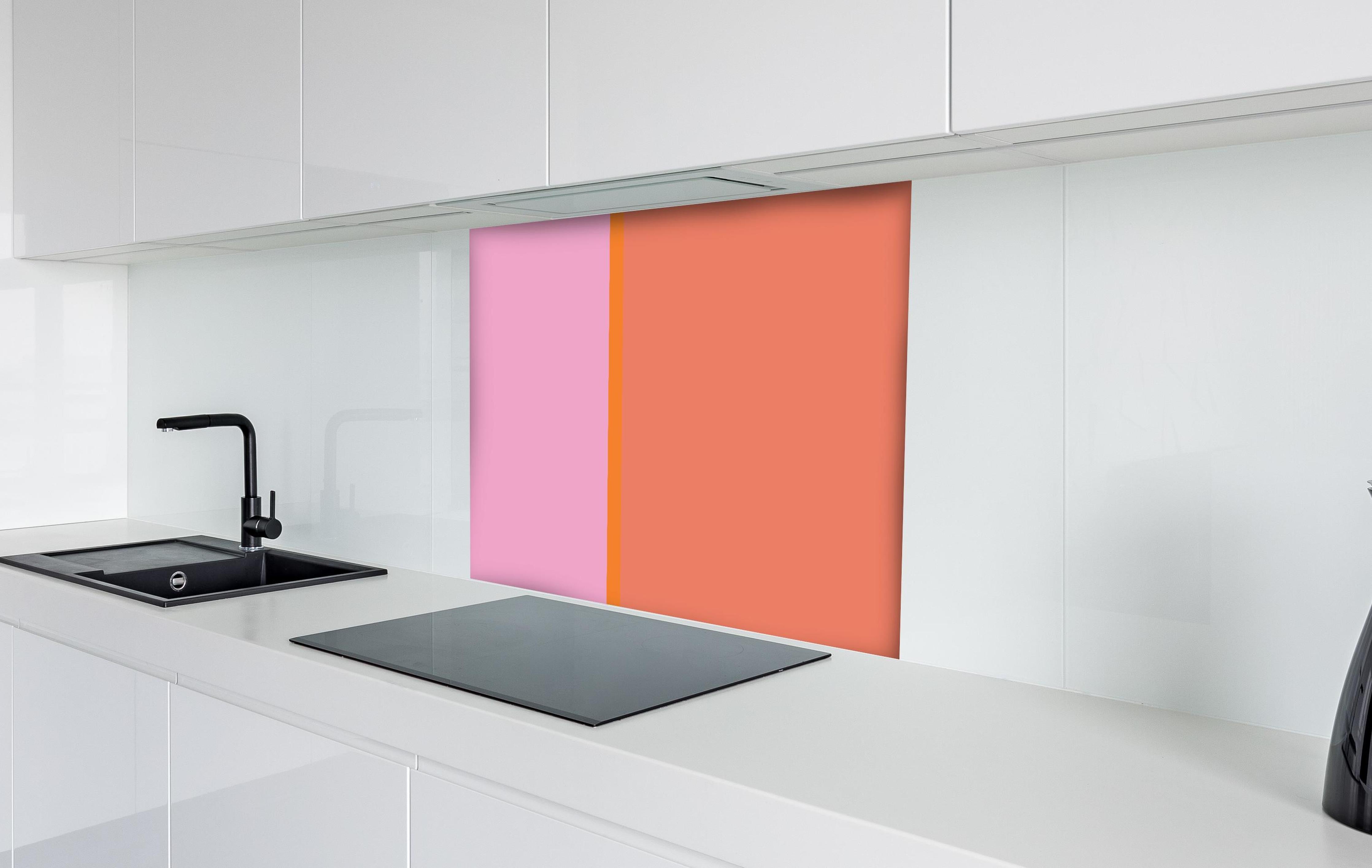 Spritzschutz - The Oranges - Easy Vertical - Coral hinter einem Cerankochfeld zwischen Holz-Kochutensilien