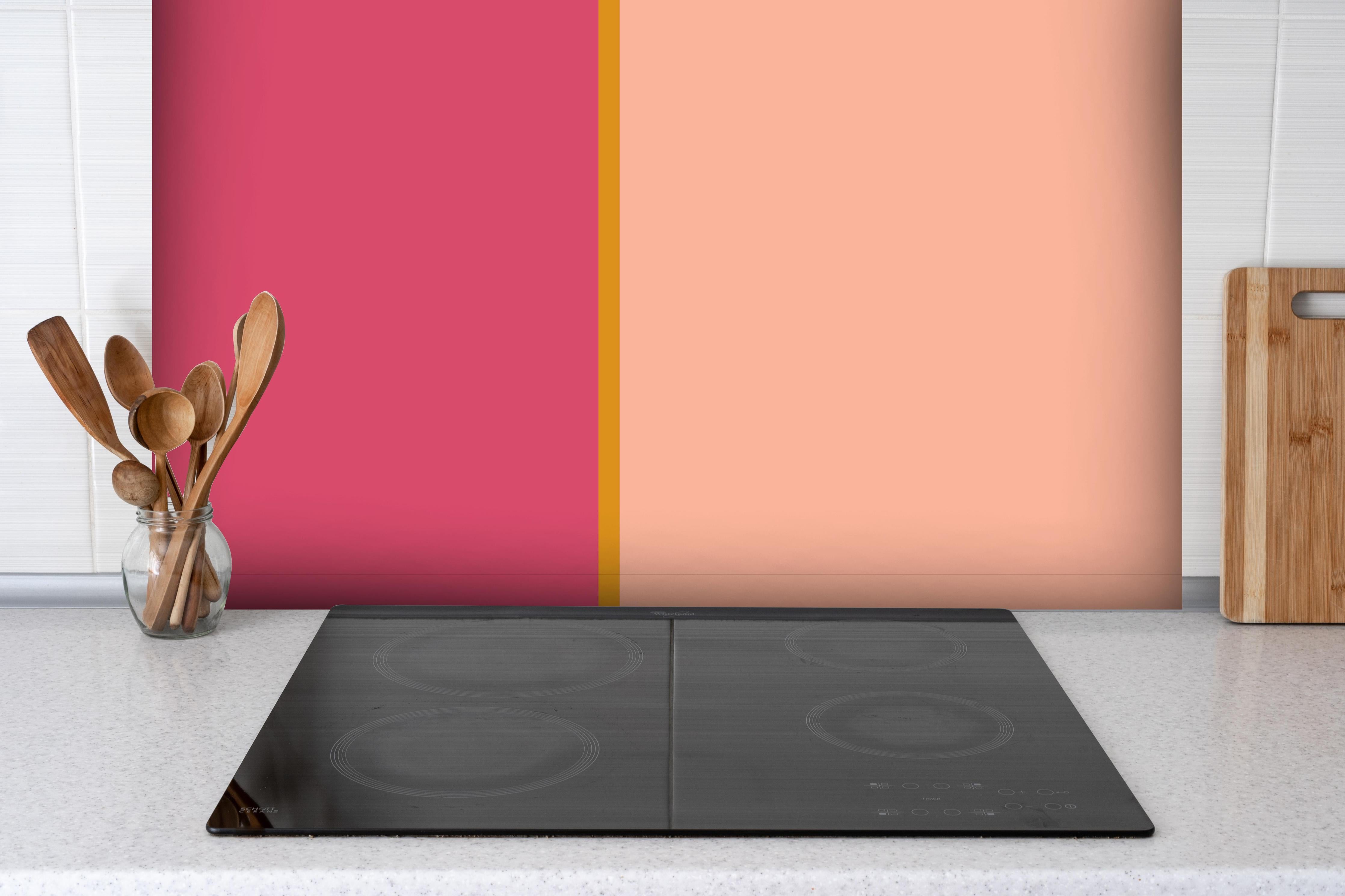 Spritzschutz - The Oranges - Easy Vertical - Cotton Candy hinter einem Cerankochfeld zwischen Holz-Kochutensilien