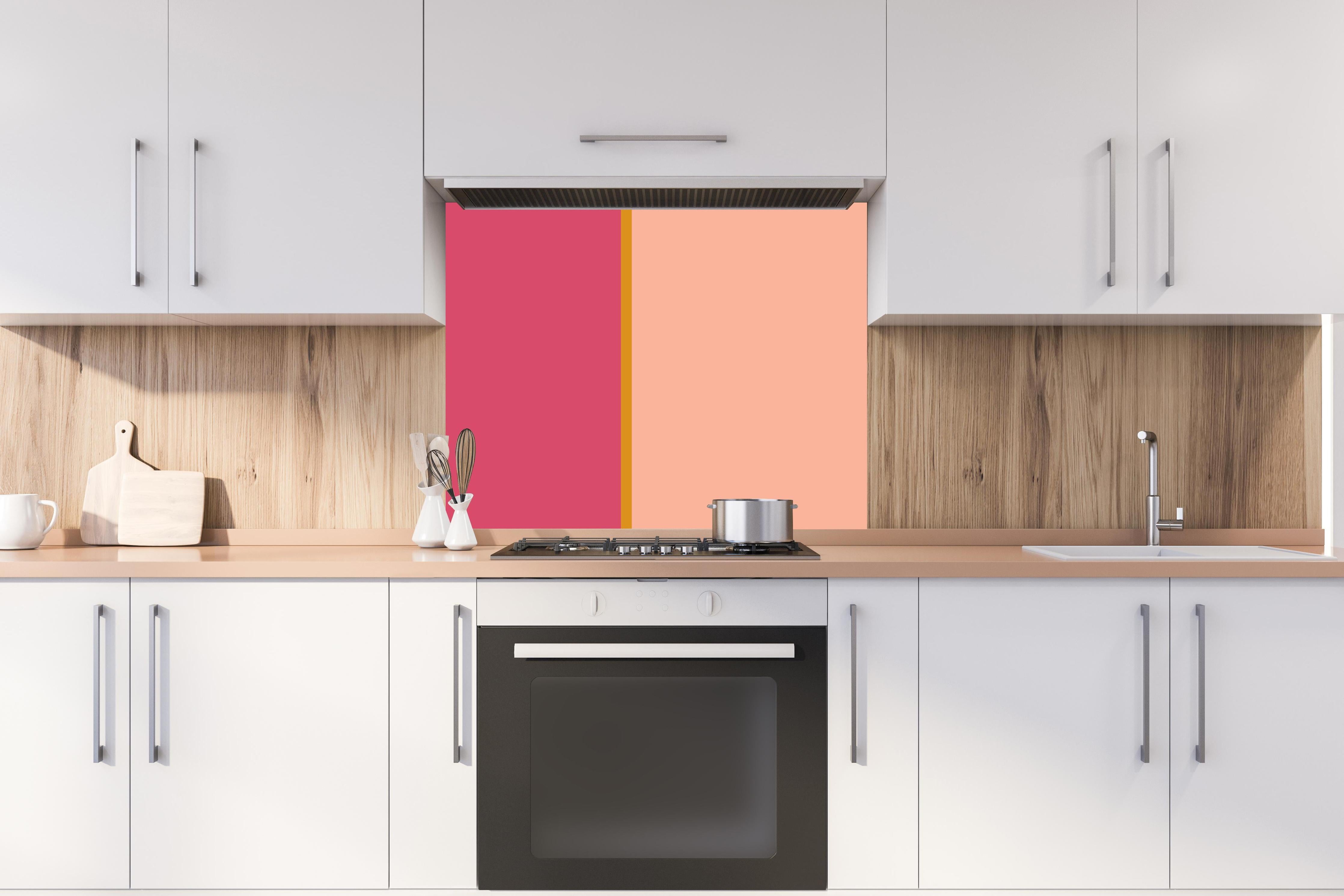 Spritzschutz - The Oranges - Easy Vertical - Cotton Candy hinter einem Cerankochfeld zwischen Holz-Kochutensilien