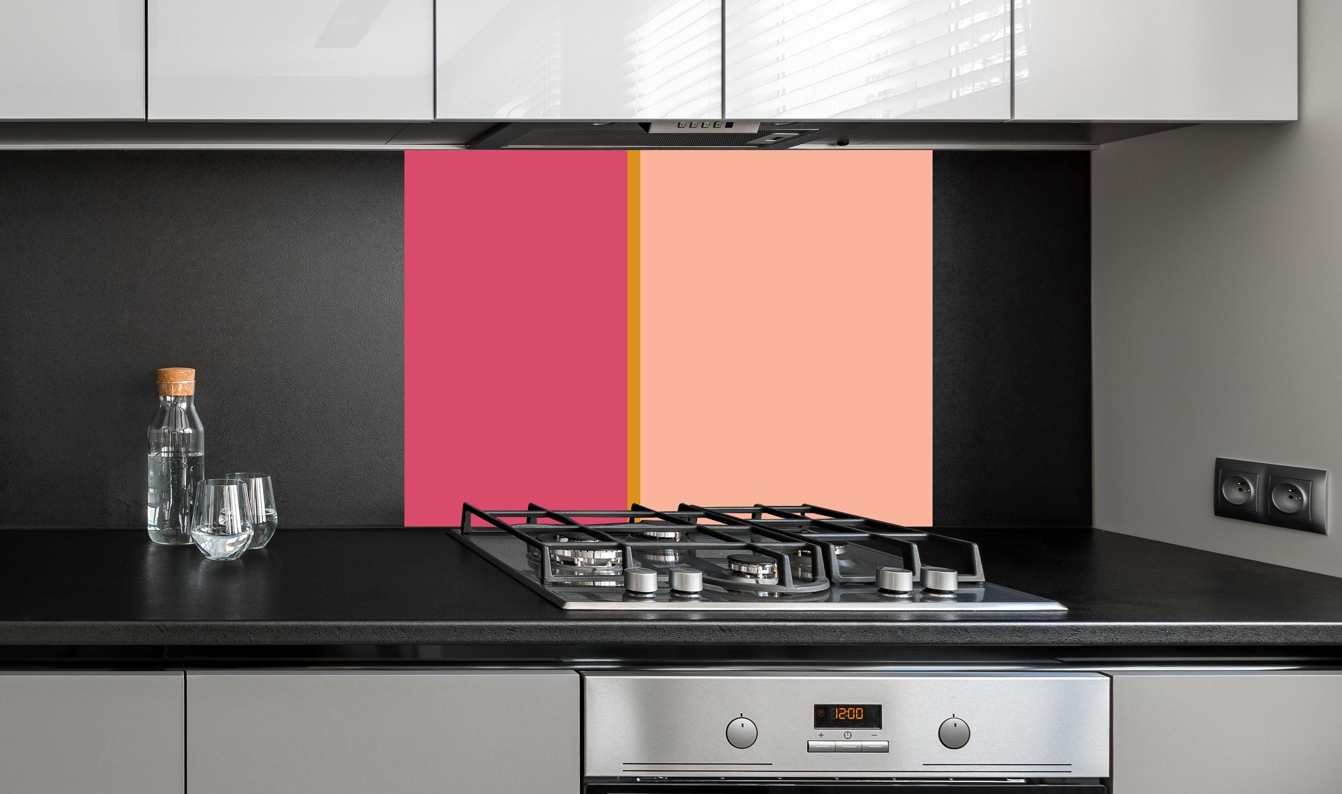 Spritzschutz - The Oranges - Easy Vertical - Cotton Candy hinter einem Cerankochfeld zwischen Holz-Kochutensilien