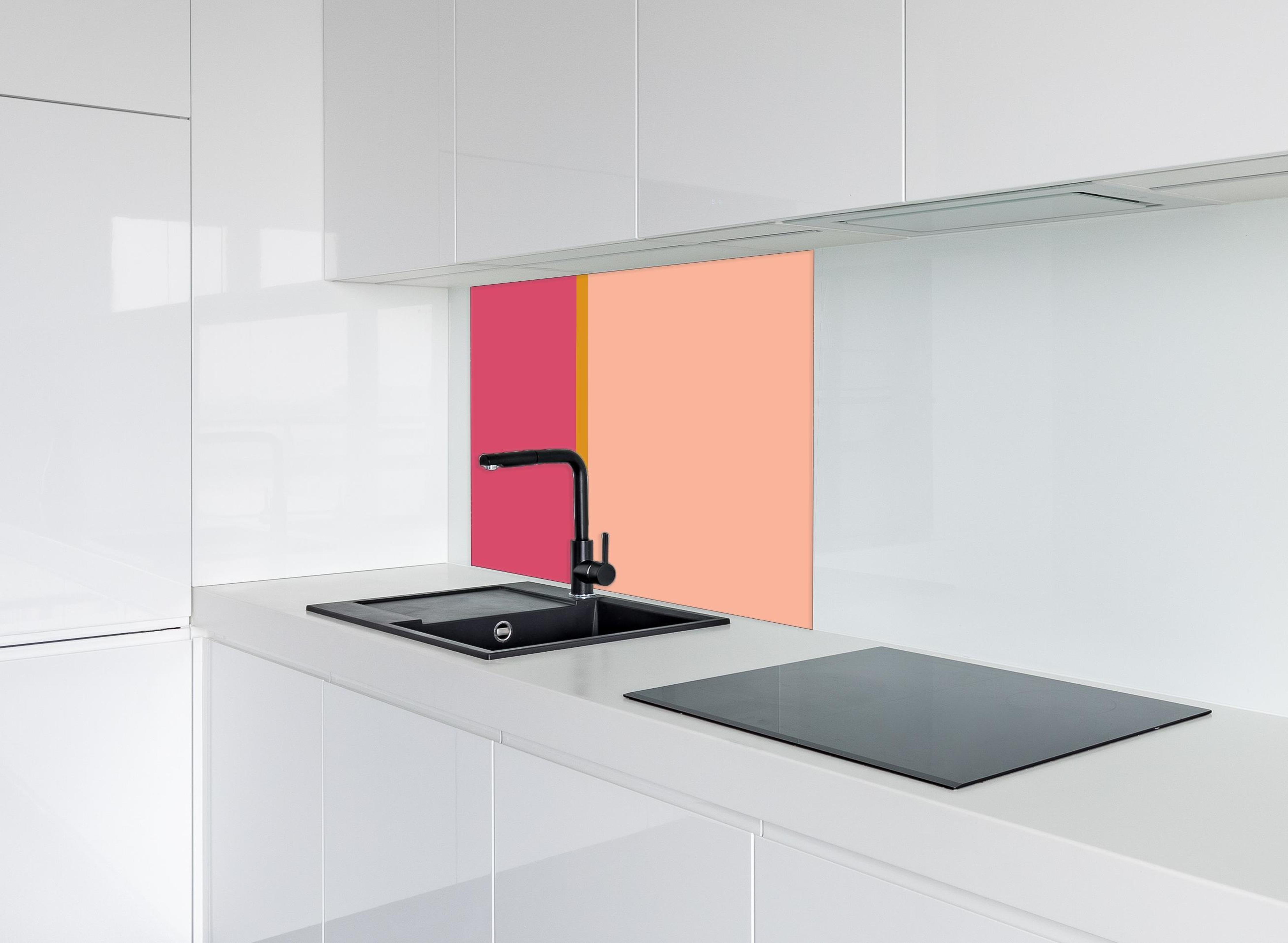 Spritzschutz - The Oranges - Easy Vertical - Cotton Candy hinter einem Cerankochfeld zwischen Holz-Kochutensilien