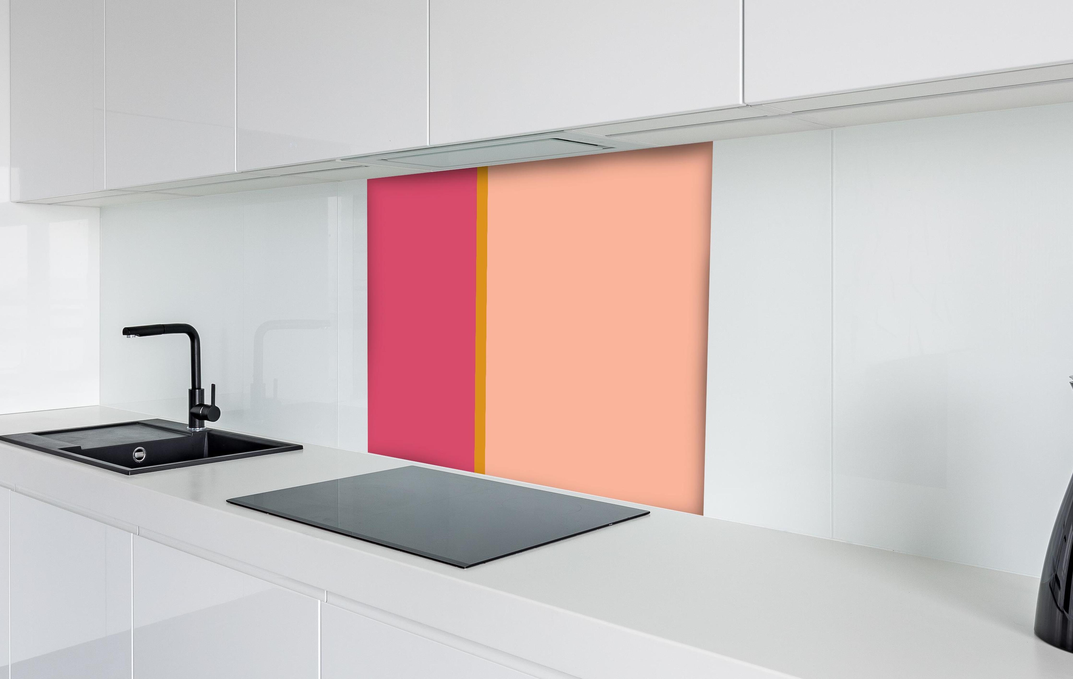 Spritzschutz - The Oranges - Easy Vertical - Cotton Candy hinter einem Cerankochfeld zwischen Holz-Kochutensilien